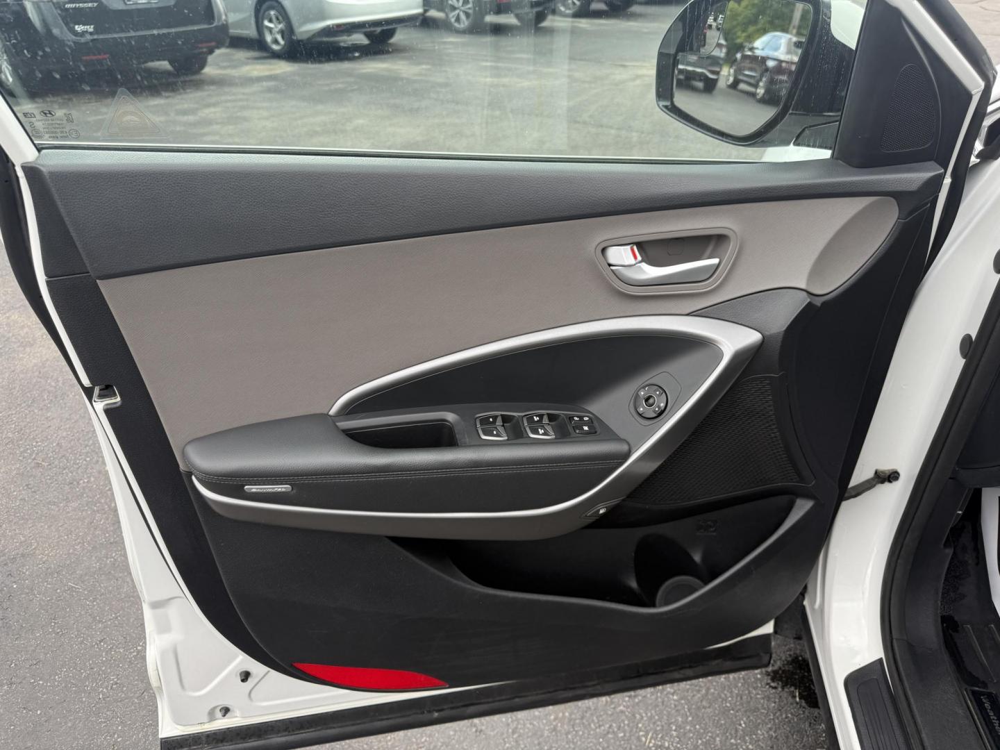 2016 White /Gray Hyundai Santa Fe SE AWD (KM8SMDHF7GU) with an 3.3L V6 DOHC 24V engine, 6A transmission, located at 547 E. Main St., Orwell, OH, 44076, (440) 437-5893, 41.535435, -80.847855 - Photo#17