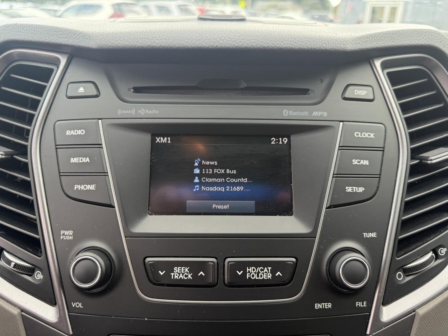 2016 White /Gray Hyundai Santa Fe SE AWD (KM8SMDHF7GU) with an 3.3L V6 DOHC 24V engine, 6A transmission, located at 547 E. Main St., Orwell, OH, 44076, (440) 437-5893, 41.535435, -80.847855 - Photo#26