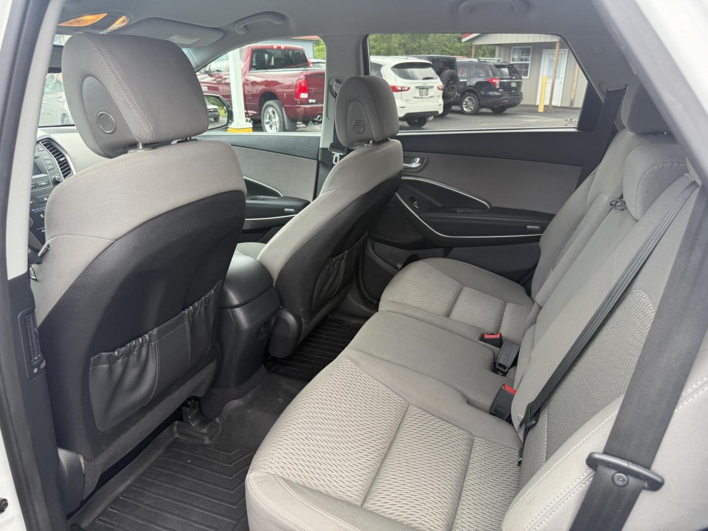 2016 White /Gray Hyundai Santa Fe SE AWD (KM8SMDHF7GU) with an 3.3L V6 DOHC 24V engine, 6A transmission, located at 547 E. Main St., Orwell, OH, 44076, (440) 437-5893, 41.535435, -80.847855 - Photo#32