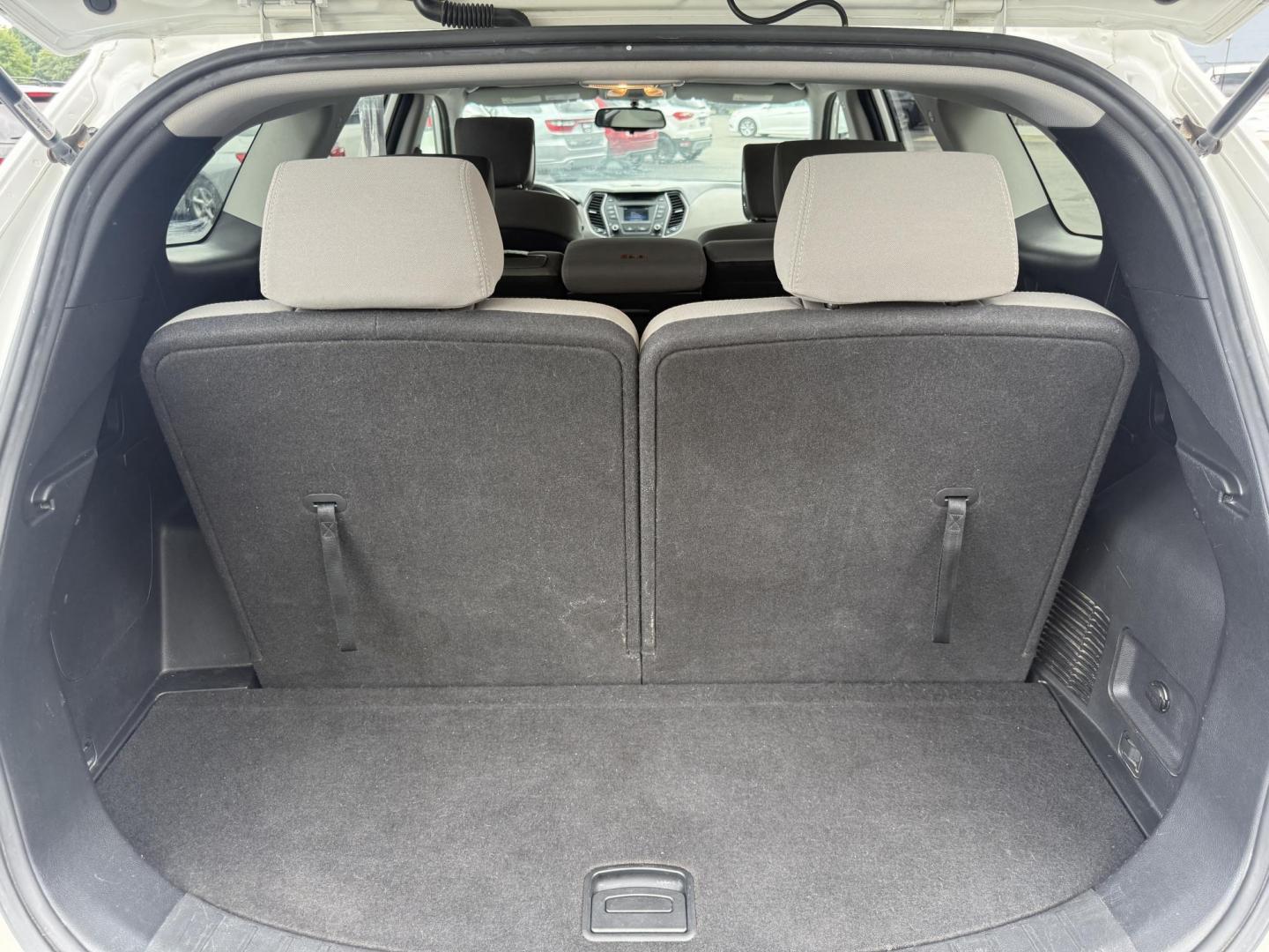 2016 White /Gray Hyundai Santa Fe SE AWD (KM8SMDHF7GU) with an 3.3L V6 DOHC 24V engine, 6A transmission, located at 547 E. Main St., Orwell, OH, 44076, (440) 437-5893, 41.535435, -80.847855 - Photo#38