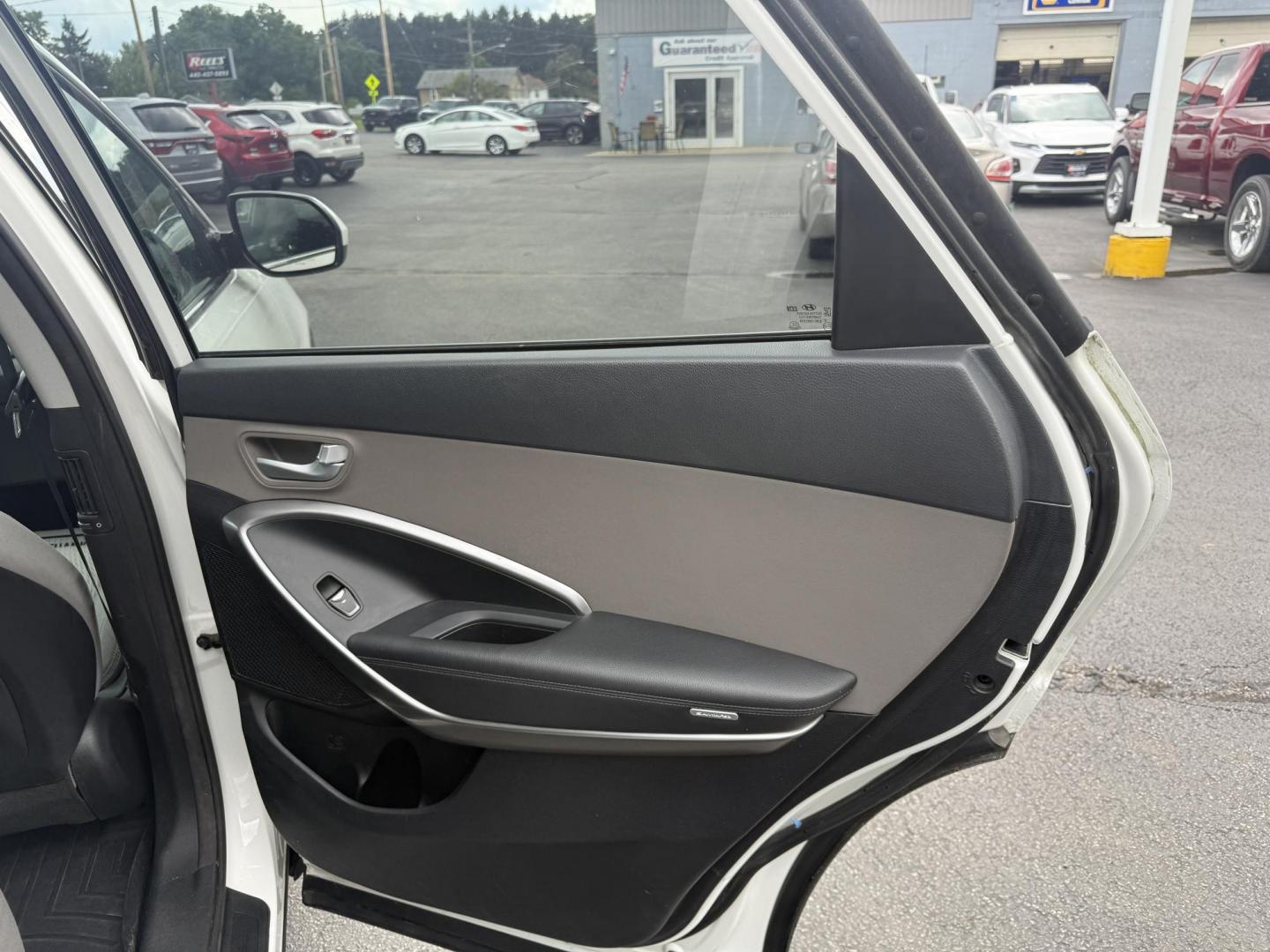 2016 White /Gray Hyundai Santa Fe SE AWD (KM8SMDHF7GU) with an 3.3L V6 DOHC 24V engine, 6A transmission, located at 547 E. Main St., Orwell, OH, 44076, (440) 437-5893, 41.535435, -80.847855 - Photo#40