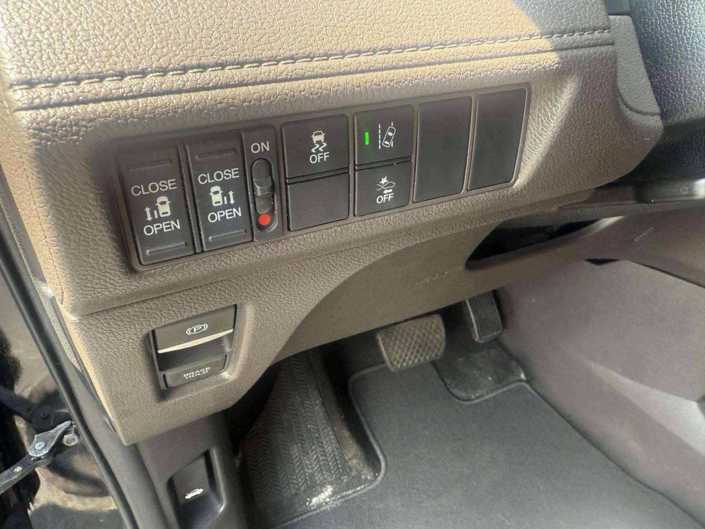 2018 Black /Gray Honda Odyssey EX (5FNRL6H53JB) with an 3.5L V6 SOHC 24V engine, 9 Speed Automatic transmission, located at 11115 Chardon Rd. , Chardon, OH, 44024, (440) 214-9705, 41.580246, -81.241943 - This 2018 Honda Odyssey EX is a family-friendly minivan powered by a 3.5L V6 engine paired with a 9-speed automatic transmission, achieving approximately 28 MPG on the highway. It features an 8.0" touchscreen infotainment system, a 7.0" gauge cluster screen, and supports Apple CarPlay and Android Au - Photo#20