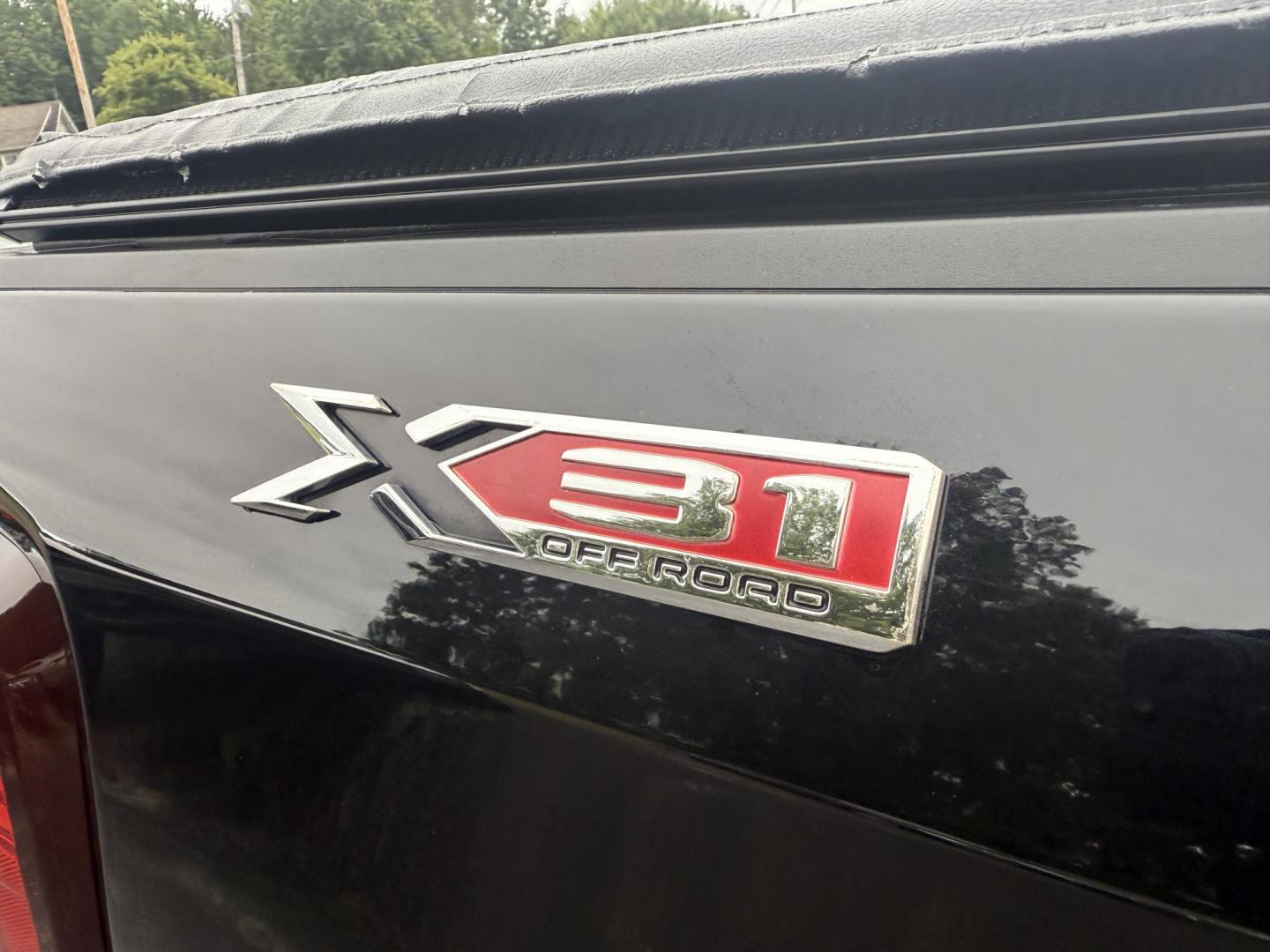 2019 Black /Black GMC Sierra 1500 SLE Double Cab 4WD (1GTR9BED1KZ) with an 5.3L V8 OHV 16V engine, 6A transmission, located at 547 E. Main St., Orwell, OH, 44076, (440) 437-5893, 41.535435, -80.847855 - This One Owner 2019 GMC Sierra 1500 SLE Double Cab, equipped with a powerful 5.3L EcoTec3 V8 engine and an 8-speed automatic transmission, features the X31 Offroad Package, G80 locking rear differential, and 3.23 gearing, giving it a robust 9,400-pound towing capacity. Comfort and technology highlig - Photo#8