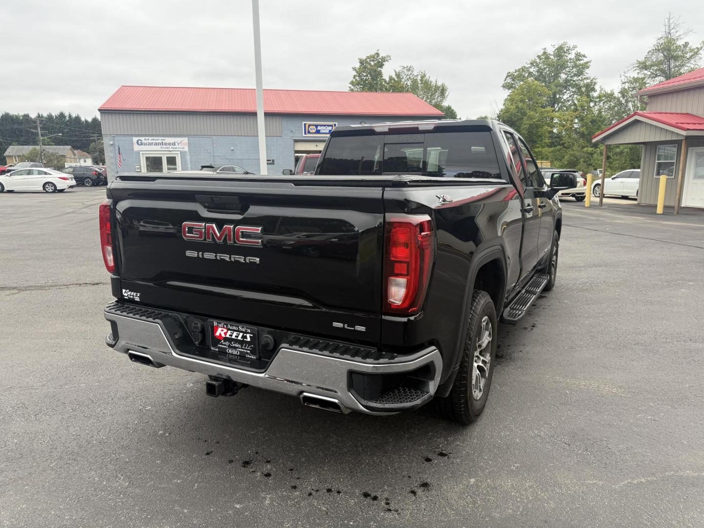2019 Black /Black GMC Sierra 1500 SLE Double Cab 4WD (1GTR9BED1KZ) with an 5.3L V8 OHV 16V engine, 6A transmission, located at 547 E. Main St., Orwell, OH, 44076, (440) 437-5893, 41.535435, -80.847855 - This One Owner 2019 GMC Sierra 1500 SLE Double Cab, equipped with a powerful 5.3L EcoTec3 V8 engine and an 8-speed automatic transmission, features the X31 Offroad Package, G80 locking rear differential, and 3.23 gearing, giving it a robust 9,400-pound towing capacity. Comfort and technology highlig - Photo#9