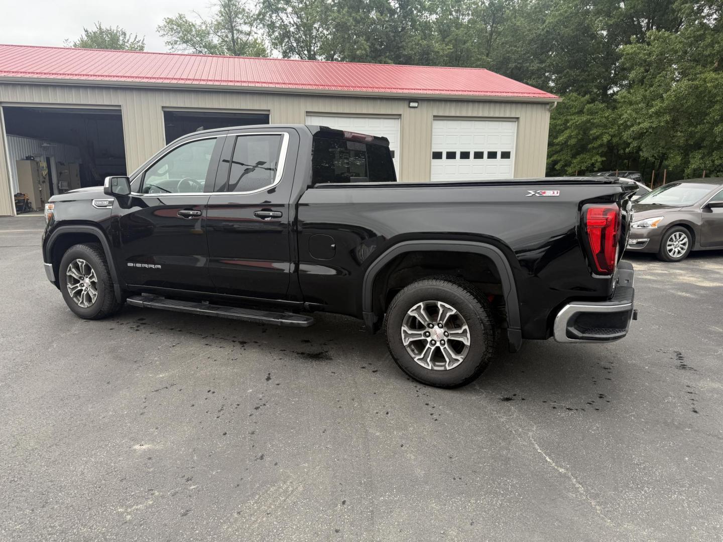 2019 Black /Black GMC Sierra 1500 SLE Double Cab 4WD (1GTR9BED1KZ) with an 5.3L V8 OHV 16V engine, 6A transmission, located at 547 E. Main St., Orwell, OH, 44076, (440) 437-5893, 41.535435, -80.847855 - This One Owner 2019 GMC Sierra 1500 SLE Double Cab, equipped with a powerful 5.3L EcoTec3 V8 engine and an 8-speed automatic transmission, features the X31 Offroad Package, G80 locking rear differential, and 3.23 gearing, giving it a robust 9,400-pound towing capacity. Comfort and technology highlig - Photo#14
