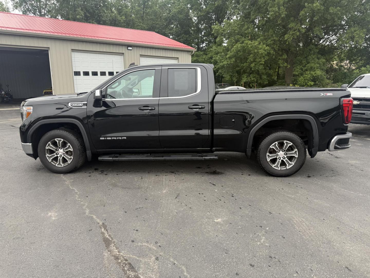 2019 Black /Black GMC Sierra 1500 SLE Double Cab 4WD (1GTR9BED1KZ) with an 5.3L V8 OHV 16V engine, 6A transmission, located at 547 E. Main St., Orwell, OH, 44076, (440) 437-5893, 41.535435, -80.847855 - This One Owner 2019 GMC Sierra 1500 SLE Double Cab, equipped with a powerful 5.3L EcoTec3 V8 engine and an 8-speed automatic transmission, features the X31 Offroad Package, G80 locking rear differential, and 3.23 gearing, giving it a robust 9,400-pound towing capacity. Comfort and technology highlig - Photo#16