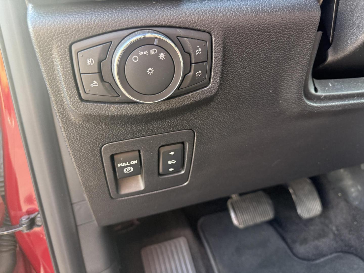 2018 Red /Black Ford F-150 XLT SuperCab 6.5-ft. 4WD (1FTEX1EP7JF) with an 2.7L V6 DOHC 24V TWIN TURBO engine, 10 Speed Auto transmission, located at 11115 Chardon Rd. , Chardon, OH, 44024, (440) 214-9705, 41.580246, -81.241943 - This 2018 Ford F-150 XLT SuperCab 4WD, powered by a 2.7L Twin Turbo EcoBoost V6 and paired with a 10-speed automatic transmission, offers robust performance and versatility, including a 3.73 locking rear differential and an 8,100-pound towing capacity. Comfort and convenience features include power - Photo#23