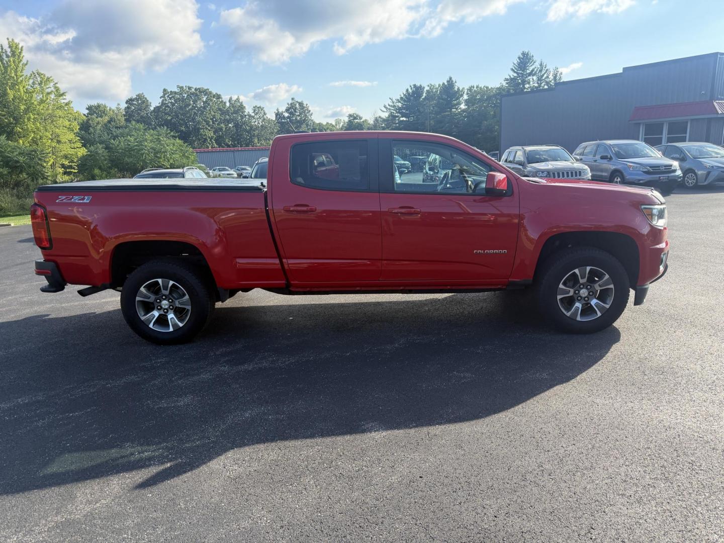 2015 Red /Black Chevrolet Colorado Z71 Crew Cab 4WD Long Box (1GCGTCE34F1) with an 3.6L V6 DOHC 24V GAS engine, 6-Speed Automatic transmission, located at 11115 Chardon Rd. , Chardon, OH, 44024, (440) 214-9705, 41.580246, -81.241943 - This 2015 Chevrolet Colorado Z71 Crew Cab 4WD, equipped with a 3.6L V6 engine and a 6-speed automatic transmission, delivers a balanced mix of power and efficiency with up to 24 MPG highway and a 7,000-pound towing capacity thanks to its 3.42 gearing and G80 locking rear differential. This midsize t - Photo#5