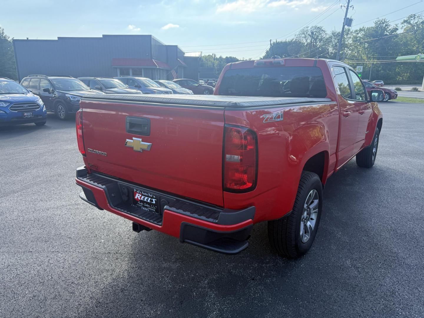 2015 Red /Black Chevrolet Colorado Z71 Crew Cab 4WD Long Box (1GCGTCE34F1) with an 3.6L V6 DOHC 24V GAS engine, 6-Speed Automatic transmission, located at 11115 Chardon Rd. , Chardon, OH, 44024, (440) 214-9705, 41.580246, -81.241943 - This 2015 Chevrolet Colorado Z71 Crew Cab 4WD, equipped with a 3.6L V6 engine and a 6-speed automatic transmission, delivers a balanced mix of power and efficiency with up to 24 MPG highway and a 7,000-pound towing capacity thanks to its 3.42 gearing and G80 locking rear differential. This midsize t - Photo#7