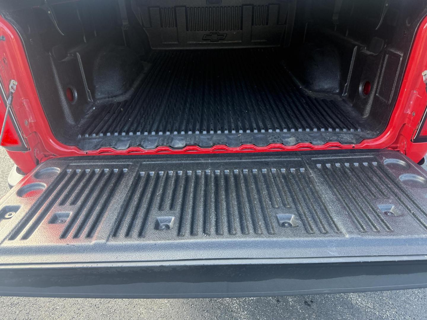 2015 Red /Black Chevrolet Colorado Z71 Crew Cab 4WD Long Box (1GCGTCE34F1) with an 3.6L V6 DOHC 24V GAS engine, 6-Speed Automatic transmission, located at 11115 Chardon Rd. , Chardon, OH, 44024, (440) 214-9705, 41.580246, -81.241943 - This 2015 Chevrolet Colorado Z71 Crew Cab 4WD, equipped with a 3.6L V6 engine and a 6-speed automatic transmission, delivers a balanced mix of power and efficiency with up to 24 MPG highway and a 7,000-pound towing capacity thanks to its 3.42 gearing and G80 locking rear differential. This midsize t - Photo#9