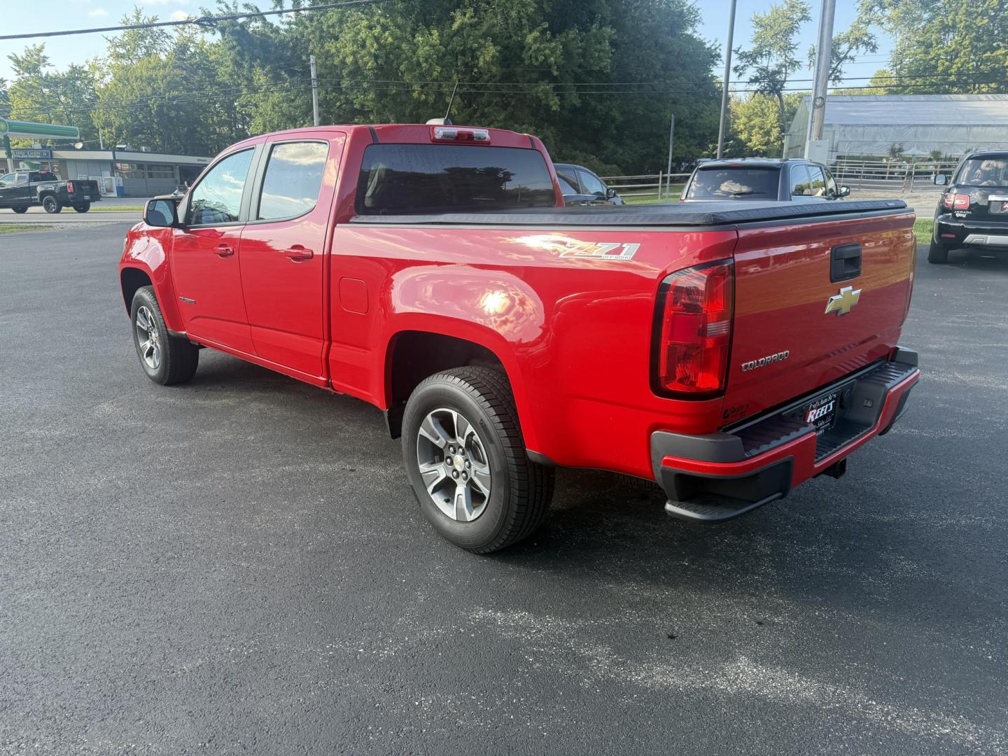 2015 Red /Black Chevrolet Colorado Z71 Crew Cab 4WD Long Box (1GCGTCE34F1) with an 3.6L V6 DOHC 24V GAS engine, 6-Speed Automatic transmission, located at 11115 Chardon Rd. , Chardon, OH, 44024, (440) 214-9705, 41.580246, -81.241943 - This 2015 Chevrolet Colorado Z71 Crew Cab 4WD, equipped with a 3.6L V6 engine and a 6-speed automatic transmission, delivers a balanced mix of power and efficiency with up to 24 MPG highway and a 7,000-pound towing capacity thanks to its 3.42 gearing and G80 locking rear differential. This midsize t - Photo#10