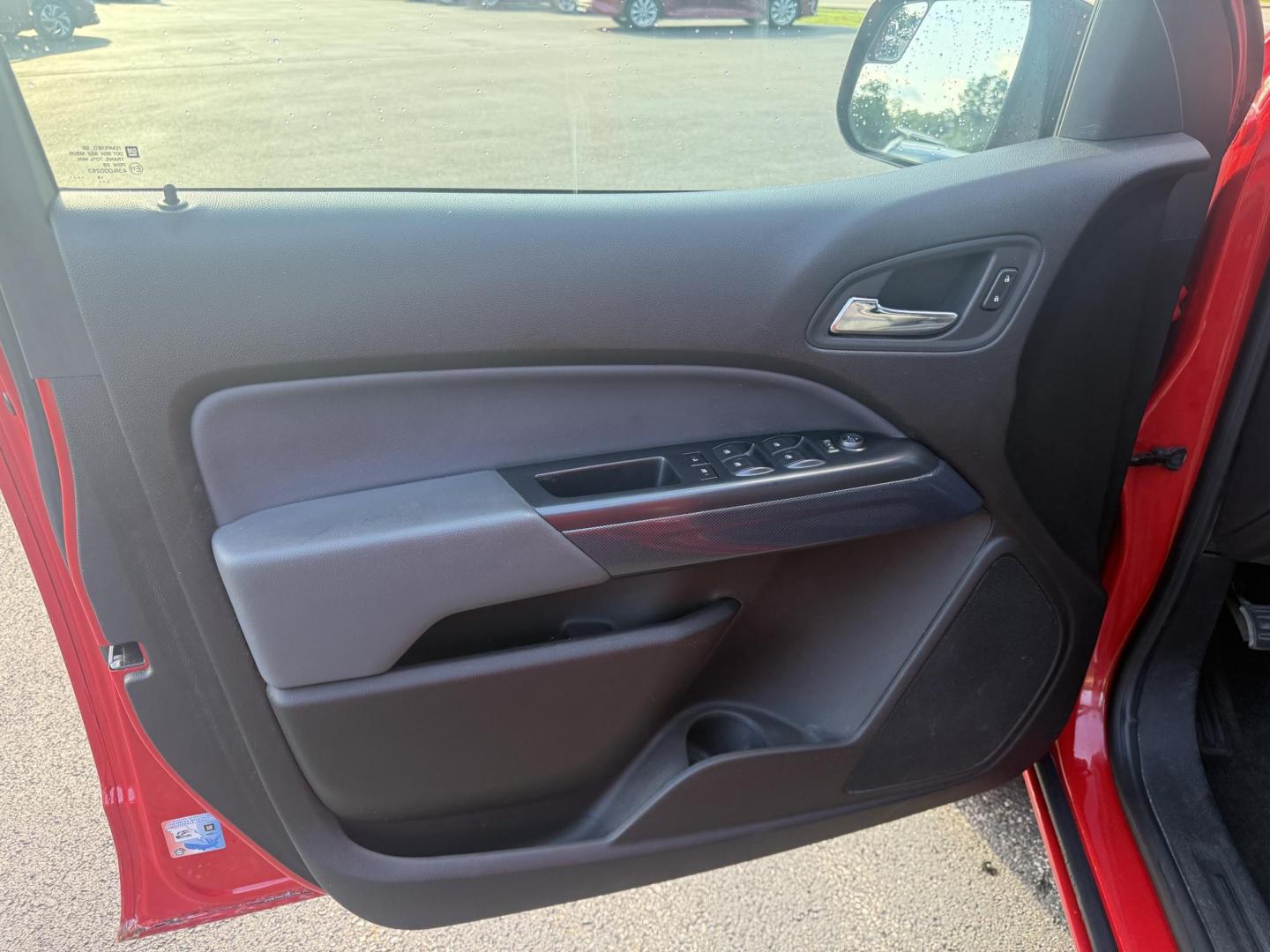 2015 Red /Black Chevrolet Colorado Z71 Crew Cab 4WD Long Box (1GCGTCE34F1) with an 3.6L V6 DOHC 24V GAS engine, 6-Speed Automatic transmission, located at 11115 Chardon Rd. , Chardon, OH, 44024, (440) 214-9705, 41.580246, -81.241943 - This 2015 Chevrolet Colorado Z71 Crew Cab 4WD, equipped with a 3.6L V6 engine and a 6-speed automatic transmission, delivers a balanced mix of power and efficiency with up to 24 MPG highway and a 7,000-pound towing capacity thanks to its 3.42 gearing and G80 locking rear differential. This midsize t - Photo#17