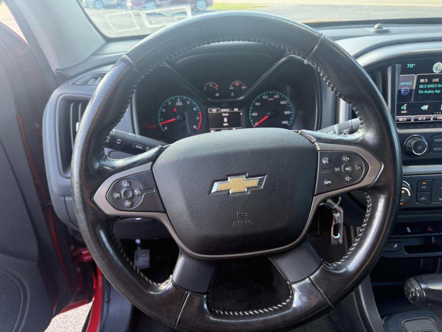2015 Red /Black Chevrolet Colorado Z71 Crew Cab 4WD Long Box (1GCGTCE34F1) with an 3.6L V6 DOHC 24V GAS engine, 6-Speed Automatic transmission, located at 11115 Chardon Rd. , Chardon, OH, 44024, (440) 214-9705, 41.580246, -81.241943 - This 2015 Chevrolet Colorado Z71 Crew Cab 4WD, equipped with a 3.6L V6 engine and a 6-speed automatic transmission, delivers a balanced mix of power and efficiency with up to 24 MPG highway and a 7,000-pound towing capacity thanks to its 3.42 gearing and G80 locking rear differential. This midsize t - Photo#24