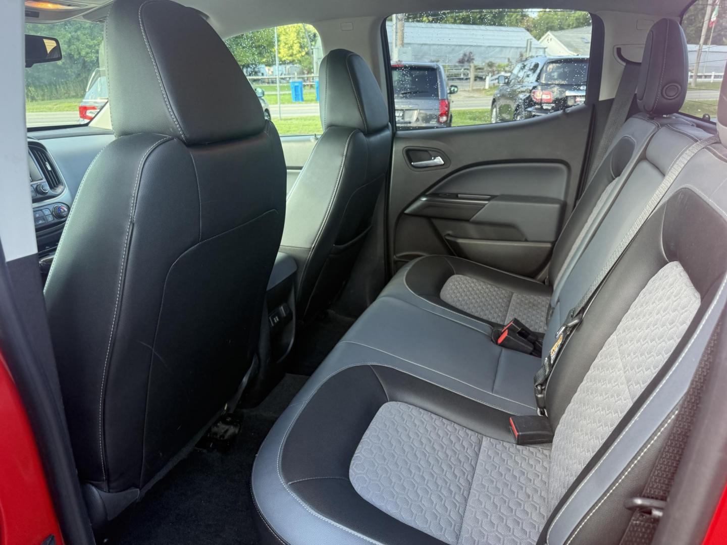 2015 Red /Black Chevrolet Colorado Z71 Crew Cab 4WD Long Box (1GCGTCE34F1) with an 3.6L V6 DOHC 24V GAS engine, 6-Speed Automatic transmission, located at 11115 Chardon Rd. , Chardon, OH, 44024, (440) 214-9705, 41.580246, -81.241943 - This 2015 Chevrolet Colorado Z71 Crew Cab 4WD, equipped with a 3.6L V6 engine and a 6-speed automatic transmission, delivers a balanced mix of power and efficiency with up to 24 MPG highway and a 7,000-pound towing capacity thanks to its 3.42 gearing and G80 locking rear differential. This midsize t - Photo#31