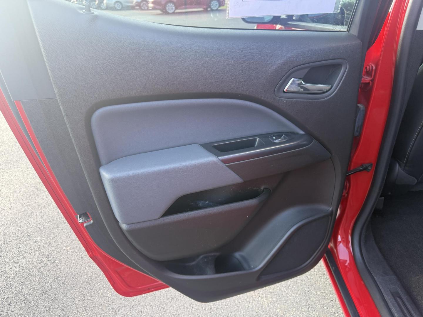 2015 Red /Black Chevrolet Colorado Z71 Crew Cab 4WD Long Box (1GCGTCE34F1) with an 3.6L V6 DOHC 24V GAS engine, 6-Speed Automatic transmission, located at 11115 Chardon Rd. , Chardon, OH, 44024, (440) 214-9705, 41.580246, -81.241943 - This 2015 Chevrolet Colorado Z71 Crew Cab 4WD, equipped with a 3.6L V6 engine and a 6-speed automatic transmission, delivers a balanced mix of power and efficiency with up to 24 MPG highway and a 7,000-pound towing capacity thanks to its 3.42 gearing and G80 locking rear differential. This midsize t - Photo#32