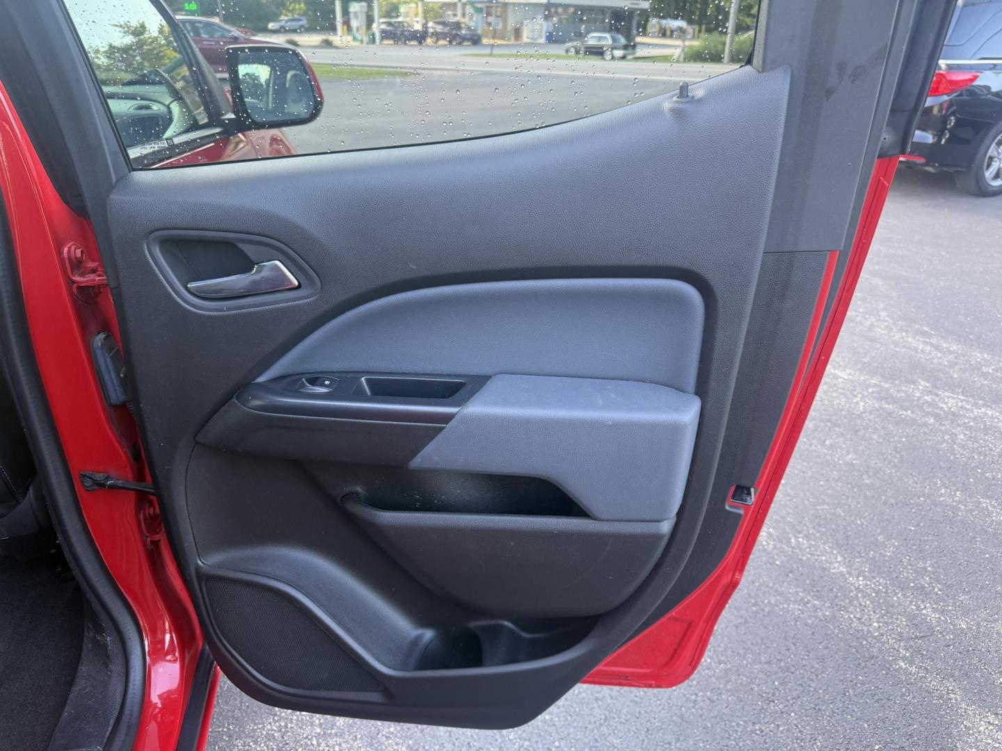2015 Red /Black Chevrolet Colorado Z71 Crew Cab 4WD Long Box (1GCGTCE34F1) with an 3.6L V6 DOHC 24V GAS engine, 6-Speed Automatic transmission, located at 11115 Chardon Rd. , Chardon, OH, 44024, (440) 214-9705, 41.580246, -81.241943 - This 2015 Chevrolet Colorado Z71 Crew Cab 4WD, equipped with a 3.6L V6 engine and a 6-speed automatic transmission, delivers a balanced mix of power and efficiency with up to 24 MPG highway and a 7,000-pound towing capacity thanks to its 3.42 gearing and G80 locking rear differential. This midsize t - Photo#36