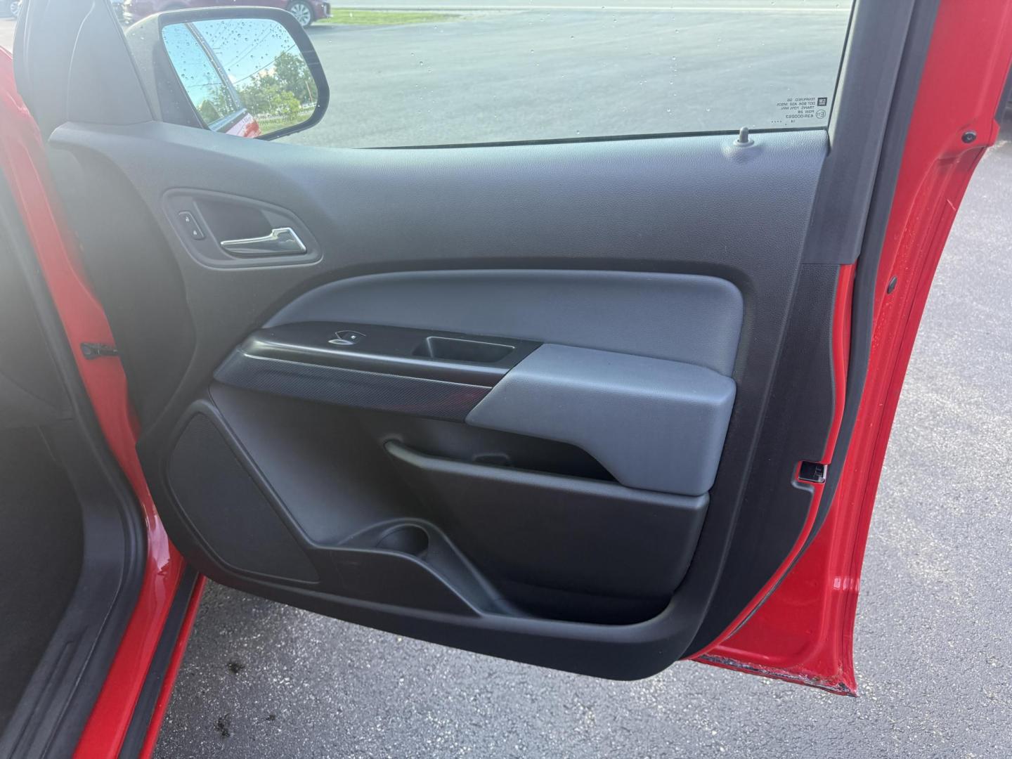 2015 Red /Black Chevrolet Colorado Z71 Crew Cab 4WD Long Box (1GCGTCE34F1) with an 3.6L V6 DOHC 24V GAS engine, 6-Speed Automatic transmission, located at 11115 Chardon Rd. , Chardon, OH, 44024, (440) 214-9705, 41.580246, -81.241943 - This 2015 Chevrolet Colorado Z71 Crew Cab 4WD, equipped with a 3.6L V6 engine and a 6-speed automatic transmission, delivers a balanced mix of power and efficiency with up to 24 MPG highway and a 7,000-pound towing capacity thanks to its 3.42 gearing and G80 locking rear differential. This midsize t - Photo#43