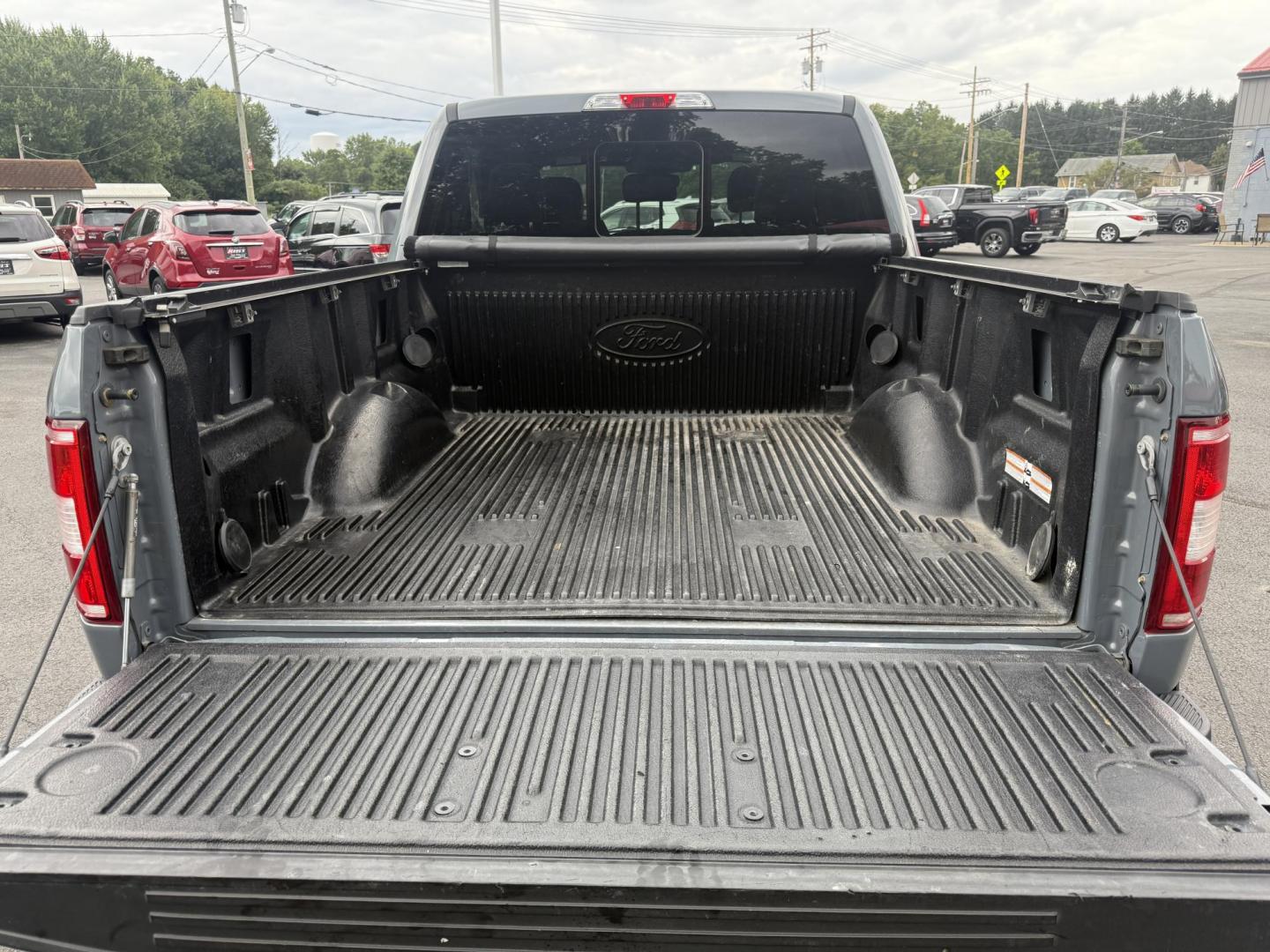 2019 Gray /Black Ford F-150 XLT SuperCrew 5.5-ft. Bed 4WD (1FTEW1EP8KF) with an 2.7L V6 DOHC 24V TWIN TURBO engine, 10 Speed Automatic Transmission transmission, located at 547 E. Main St., Orwell, OH, 44076, (440) 437-5893, 41.535435, -80.847855 - This 2019 Ford F-150 XLT Crew Cab with the 2.7L Twin Turbo EcoBoost V6 and 10-speed automatic transmission offers a strong blend of power and efficiency, delivering 24 MPG on the highway and a towing capacity of 7,600 lbs—ideal for both daily driving and moderate hauling needs. Equipped with 3.55 - Photo#9