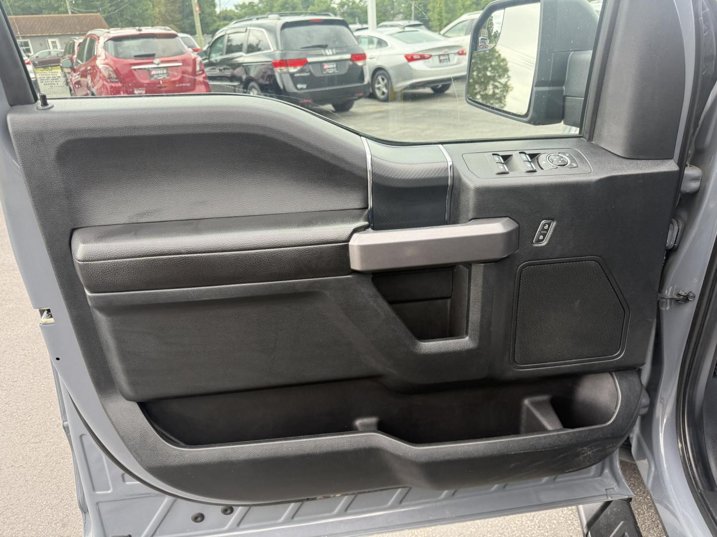 2019 Gray /Black Ford F-150 XLT SuperCrew 5.5-ft. Bed 4WD (1FTEW1EP8KF) with an 2.7L V6 DOHC 24V TWIN TURBO engine, 10 Speed Automatic Transmission transmission, located at 547 E. Main St., Orwell, OH, 44076, (440) 437-5893, 41.535435, -80.847855 - This 2019 Ford F-150 XLT Crew Cab with the 2.7L Twin Turbo EcoBoost V6 and 10-speed automatic transmission offers a strong blend of power and efficiency, delivering 24 MPG on the highway and a towing capacity of 7,600 lbs—ideal for both daily driving and moderate hauling needs. Equipped with 3.55 - Photo#17
