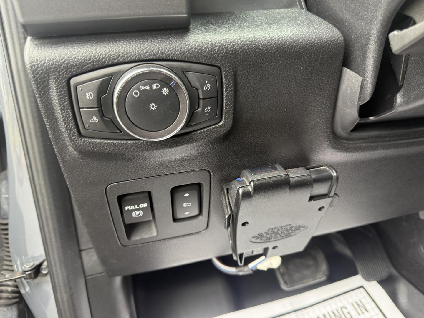 2019 Gray /Black Ford F-150 XLT SuperCrew 5.5-ft. Bed 4WD (1FTEW1EP8KF) with an 2.7L V6 DOHC 24V TWIN TURBO engine, 10 Speed Automatic Transmission transmission, located at 547 E. Main St., Orwell, OH, 44076, (440) 437-5893, 41.535435, -80.847855 - This 2019 Ford F-150 XLT Crew Cab with the 2.7L Twin Turbo EcoBoost V6 and 10-speed automatic transmission offers a strong blend of power and efficiency, delivering 24 MPG on the highway and a towing capacity of 7,600 lbs—ideal for both daily driving and moderate hauling needs. Equipped with 3.55 - Photo#20