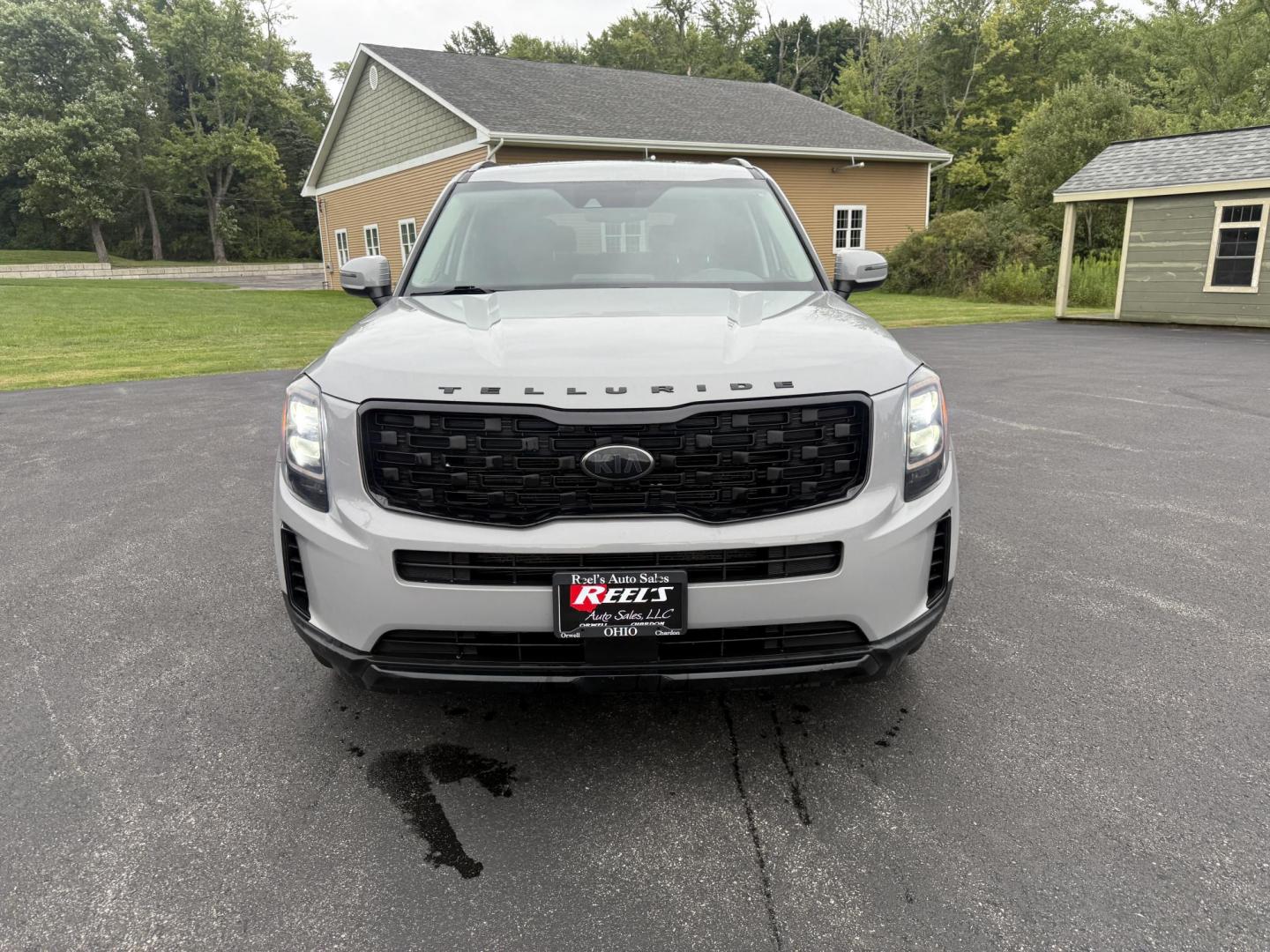 2021 Gray /Black Kia Telluride EX AWD (5XYP3DHC9MG) with an 3.8L V6 DOHC 24V engine, 8A transmission, located at 11115 Chardon Rd. , Chardon, OH, 44024, (440) 214-9705, 41.580246, -81.241943 - This One Owner 2021 Kia Telluride EX AWD, powered by a 3.8L V6 and 8-speed automatic transmission, is a spacious and feature-rich SUV offering leather interior, heated and cooled power front seats, 2nd row captain’s chairs, tri-zone automatic climate control, and a power sunroof. Its tech highligh - Photo#1