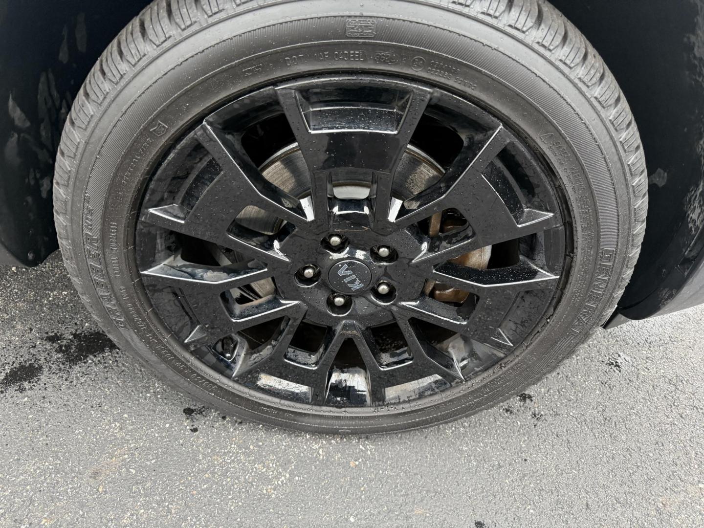 2021 Gray /Black Kia Telluride EX AWD (5XYP3DHC9MG) with an 3.8L V6 DOHC 24V engine, 8A transmission, located at 11115 Chardon Rd. , Chardon, OH, 44024, (440) 214-9705, 41.580246, -81.241943 - This One Owner 2021 Kia Telluride EX AWD, powered by a 3.8L V6 and 8-speed automatic transmission, is a spacious and feature-rich SUV offering leather interior, heated and cooled power front seats, 2nd row captain’s chairs, tri-zone automatic climate control, and a power sunroof. Its tech highligh - Photo#4