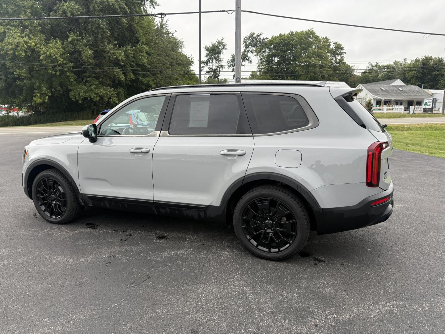 2021 Gray /Black Kia Telluride EX AWD (5XYP3DHC9MG) with an 3.8L V6 DOHC 24V engine, 8A transmission, located at 11115 Chardon Rd. , Chardon, OH, 44024, (440) 214-9705, 41.580246, -81.241943 - This One Owner 2021 Kia Telluride EX AWD, powered by a 3.8L V6 and 8-speed automatic transmission, is a spacious and feature-rich SUV offering leather interior, heated and cooled power front seats, 2nd row captain’s chairs, tri-zone automatic climate control, and a power sunroof. Its tech highligh - Photo#10
