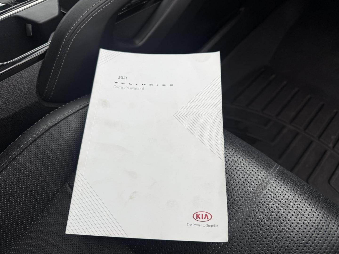 2021 Gray /Black Kia Telluride EX AWD (5XYP3DHC9MG) with an 3.8L V6 DOHC 24V engine, 8A transmission, located at 11115 Chardon Rd. , Chardon, OH, 44024, (440) 214-9705, 41.580246, -81.241943 - This One Owner 2021 Kia Telluride EX AWD, powered by a 3.8L V6 and 8-speed automatic transmission, is a spacious and feature-rich SUV offering leather interior, heated and cooled power front seats, 2nd row captain’s chairs, tri-zone automatic climate control, and a power sunroof. Its tech highligh - Photo#49