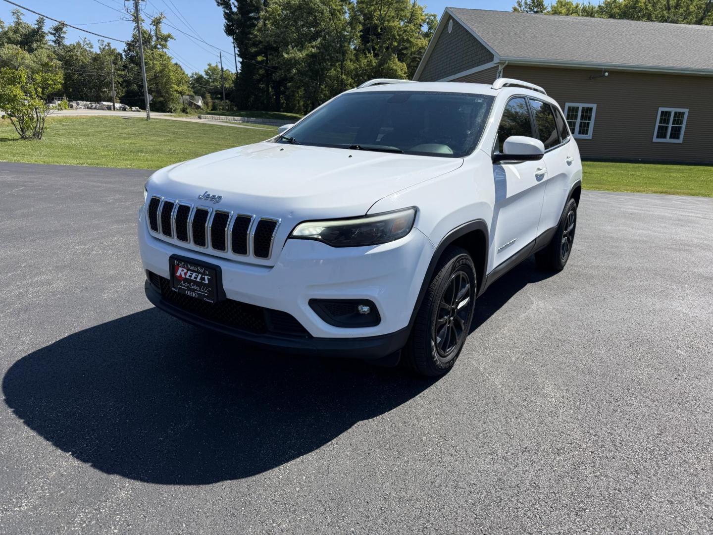 2019 White /Black Jeep Cherokee Latitude Plus 4WD (1C4PJMLB9KD) with an 2.4L I4 DOHC 16V engine, 9A transmission, located at 11115 Chardon Rd. , Chardon, OH, 44024, (440) 214-9705, 41.580246, -81.241943 - This 2019 Jeep Cherokee Latitude Plus 4X4 is equipped with a 2.4L I4 MultiAir engine and a 9-speed automatic transmission, delivering up to 29 MPG on the highway. Key features include a power driver’s seat, full LED exterior lighting, a 7.0" touchscreen with Apple CarPlay and Android Auto, a 3.5" - Photo#0