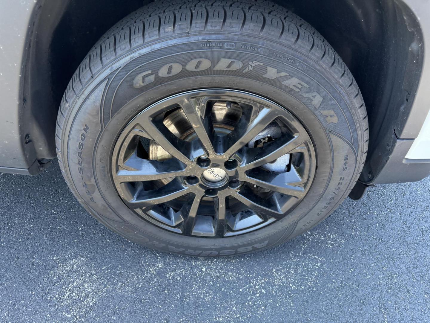 2019 White /Black Jeep Cherokee Latitude Plus 4WD (1C4PJMLB9KD) with an 2.4L I4 DOHC 16V engine, 9A transmission, located at 11115 Chardon Rd. , Chardon, OH, 44024, (440) 214-9705, 41.580246, -81.241943 - This 2019 Jeep Cherokee Latitude Plus 4X4 is equipped with a 2.4L I4 MultiAir engine and a 9-speed automatic transmission, delivering up to 29 MPG on the highway. Key features include a power driver’s seat, full LED exterior lighting, a 7.0" touchscreen with Apple CarPlay and Android Auto, a 3.5" - Photo#4