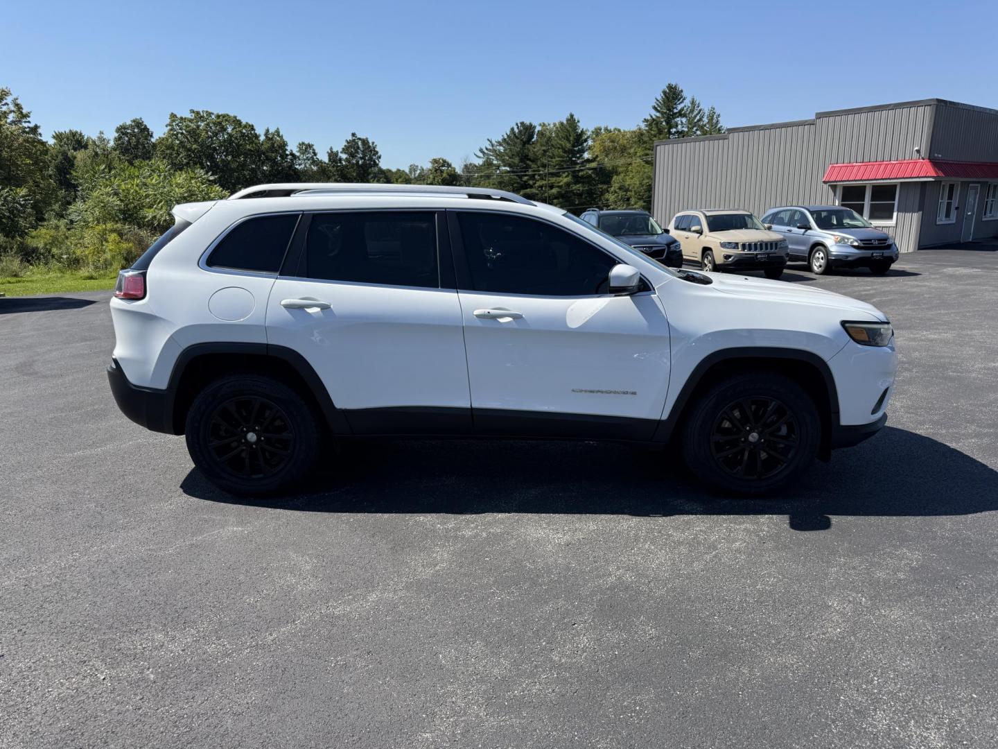 2019 White /Black Jeep Cherokee Latitude Plus 4WD (1C4PJMLB9KD) with an 2.4L I4 DOHC 16V engine, 9A transmission, located at 11115 Chardon Rd. , Chardon, OH, 44024, (440) 214-9705, 41.580246, -81.241943 - This 2019 Jeep Cherokee Latitude Plus 4X4 is equipped with a 2.4L I4 MultiAir engine and a 9-speed automatic transmission, delivering up to 29 MPG on the highway. Key features include a power driver’s seat, full LED exterior lighting, a 7.0" touchscreen with Apple CarPlay and Android Auto, a 3.5" - Photo#5