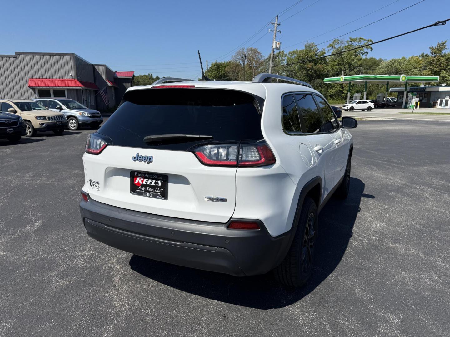 2019 White /Black Jeep Cherokee Latitude Plus 4WD (1C4PJMLB9KD) with an 2.4L I4 DOHC 16V engine, 9A transmission, located at 11115 Chardon Rd. , Chardon, OH, 44024, (440) 214-9705, 41.580246, -81.241943 - This 2019 Jeep Cherokee Latitude Plus 4X4 is equipped with a 2.4L I4 MultiAir engine and a 9-speed automatic transmission, delivering up to 29 MPG on the highway. Key features include a power driver’s seat, full LED exterior lighting, a 7.0" touchscreen with Apple CarPlay and Android Auto, a 3.5" - Photo#7