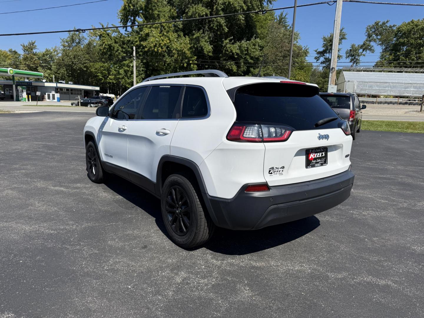 2019 White /Black Jeep Cherokee Latitude Plus 4WD (1C4PJMLB9KD) with an 2.4L I4 DOHC 16V engine, 9A transmission, located at 11115 Chardon Rd. , Chardon, OH, 44024, (440) 214-9705, 41.580246, -81.241943 - This 2019 Jeep Cherokee Latitude Plus 4X4 is equipped with a 2.4L I4 MultiAir engine and a 9-speed automatic transmission, delivering up to 29 MPG on the highway. Key features include a power driver’s seat, full LED exterior lighting, a 7.0" touchscreen with Apple CarPlay and Android Auto, a 3.5" - Photo#9