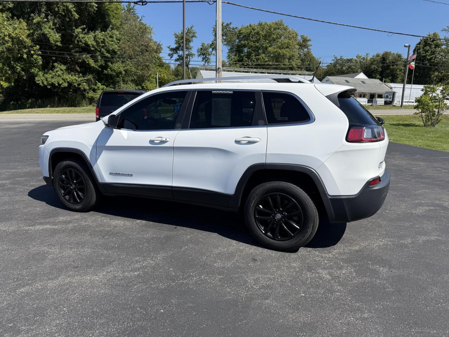 2019 White /Black Jeep Cherokee Latitude Plus 4WD (1C4PJMLB9KD) with an 2.4L I4 DOHC 16V engine, 9A transmission, located at 11115 Chardon Rd. , Chardon, OH, 44024, (440) 214-9705, 41.580246, -81.241943 - This 2019 Jeep Cherokee Latitude Plus 4X4 is equipped with a 2.4L I4 MultiAir engine and a 9-speed automatic transmission, delivering up to 29 MPG on the highway. Key features include a power driver’s seat, full LED exterior lighting, a 7.0" touchscreen with Apple CarPlay and Android Auto, a 3.5" - Photo#10