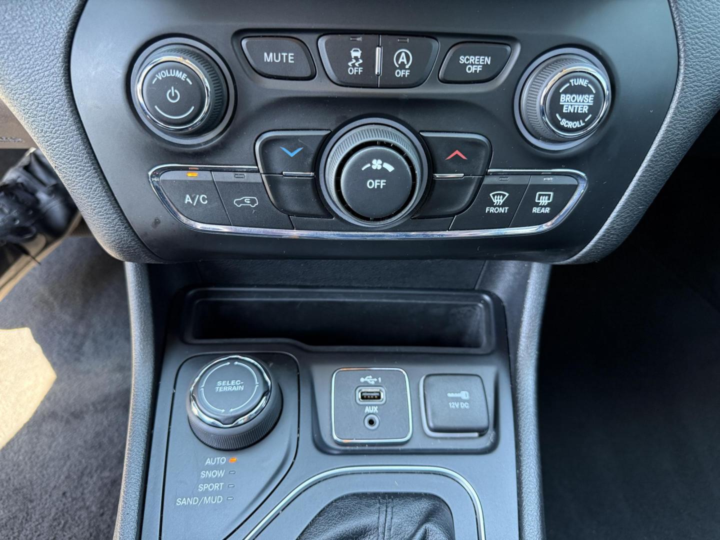 2019 White /Black Jeep Cherokee Latitude Plus 4WD (1C4PJMLB9KD) with an 2.4L I4 DOHC 16V engine, 9A transmission, located at 11115 Chardon Rd. , Chardon, OH, 44024, (440) 214-9705, 41.580246, -81.241943 - This 2019 Jeep Cherokee Latitude Plus 4X4 is equipped with a 2.4L I4 MultiAir engine and a 9-speed automatic transmission, delivering up to 29 MPG on the highway. Key features include a power driver’s seat, full LED exterior lighting, a 7.0" touchscreen with Apple CarPlay and Android Auto, a 3.5" - Photo#28
