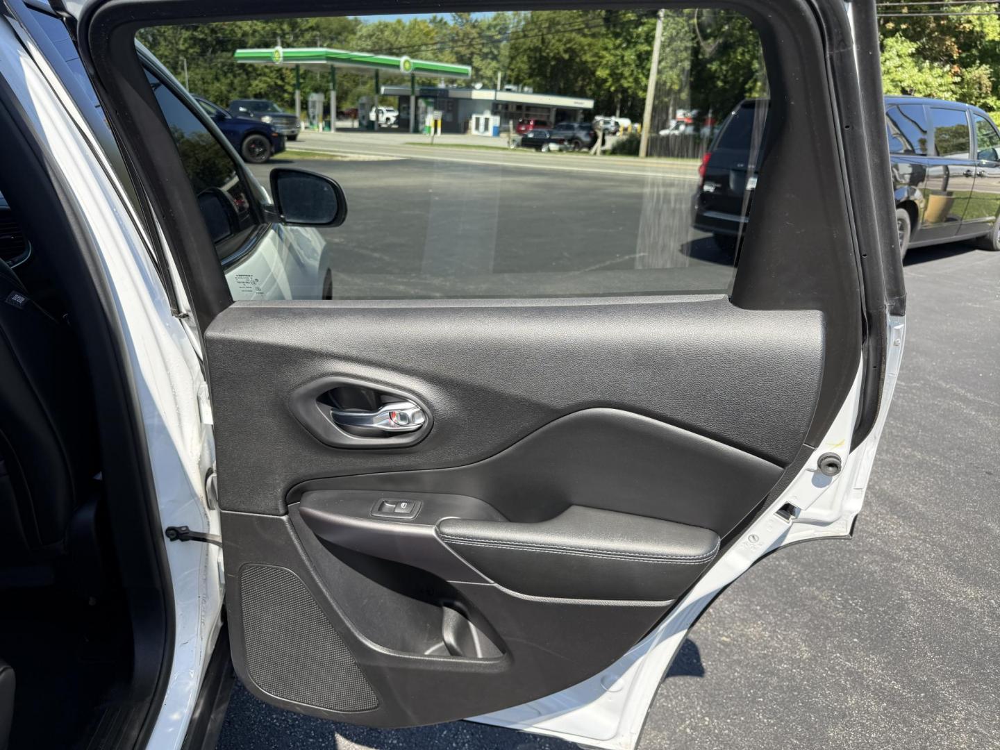 2019 White /Black Jeep Cherokee Latitude Plus 4WD (1C4PJMLB9KD) with an 2.4L I4 DOHC 16V engine, 9A transmission, located at 11115 Chardon Rd. , Chardon, OH, 44024, (440) 214-9705, 41.580246, -81.241943 - This 2019 Jeep Cherokee Latitude Plus 4X4 is equipped with a 2.4L I4 MultiAir engine and a 9-speed automatic transmission, delivering up to 29 MPG on the highway. Key features include a power driver’s seat, full LED exterior lighting, a 7.0" touchscreen with Apple CarPlay and Android Auto, a 3.5" - Photo#39