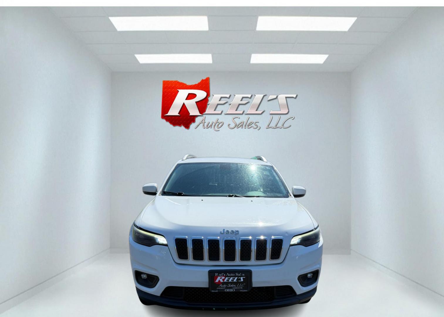 2019 White /Black Jeep Cherokee Latitude Plus 4WD (1C4PJMLB9KD) with an 2.4L I4 DOHC 16V engine, Automatic transmission, located at 547 E. Main St., Orwell, OH, 44076, (440) 437-5893, 41.535435, -80.847855 - PRICE JUST REDUCED!! This 2019 Jeep Cherokee Latitude Plus 4X4 is equipped with a 2.4L I4 MultiAir engine and a 9-speed automatic transmission, delivering up to 29 MPG on the highway. Key features include a power driver’s seat, full LED exterior lighting, a 7.0" touchscreen with Apple CarPlay and - Photo#1