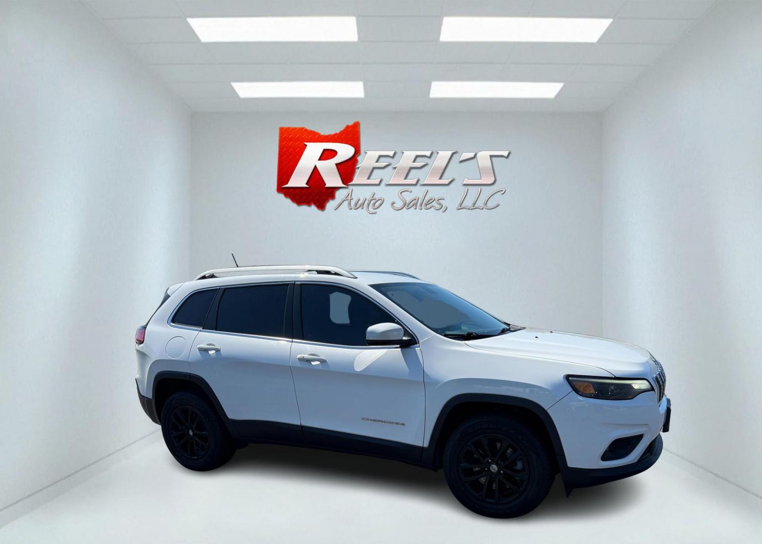 2019 White /Black Jeep Cherokee Latitude Plus 4WD (1C4PJMLB9KD) with an 2.4L I4 DOHC 16V engine, Automatic transmission, located at 547 E. Main St., Orwell, OH, 44076, (440) 437-5893, 41.535435, -80.847855 - PRICE JUST REDUCED!! This 2019 Jeep Cherokee Latitude Plus 4X4 is equipped with a 2.4L I4 MultiAir engine and a 9-speed automatic transmission, delivering up to 29 MPG on the highway. Key features include a power driver’s seat, full LED exterior lighting, a 7.0" touchscreen with Apple CarPlay and - Photo#4