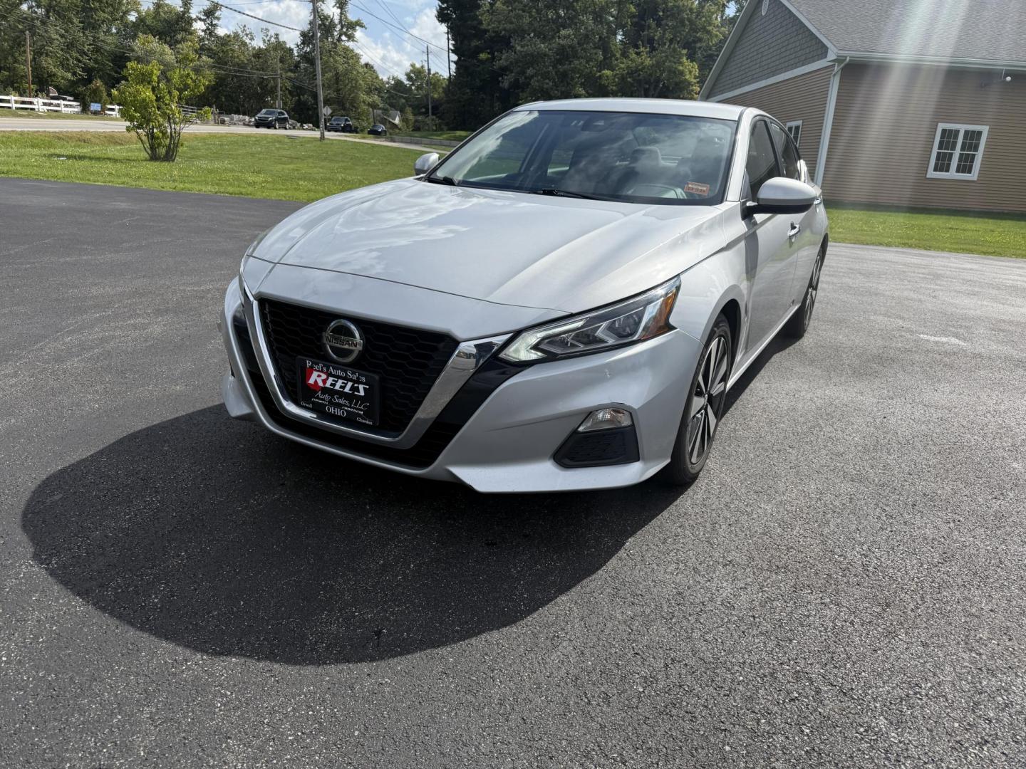 2022 Silver /Black Nissan Altima 2.5 SV (1N4BL4DV9NN) with an 2.5L I4 DOHC 16V engine, Automatic transmission, located at 11115 Chardon Rd. , Chardon, OH, 44024, (440) 214-9705, 41.580246, -81.241943 - This One Owner 2022 Nissan Altima 2.5 SV features a 2.5L I4 engine delivering up to 37 MPG on the highway and comes equipped with modern tech and safety, including forward collision warning, lane departure warning, blind spot monitoring, and remote start. Comfort and convenience are enhanced with a - Photo#0
