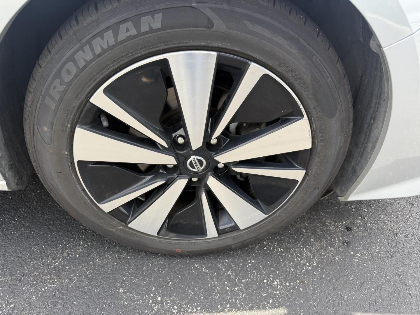 2022 Silver /Black Nissan Altima 2.5 SV (1N4BL4DV9NN) with an 2.5L I4 DOHC 16V engine, Automatic transmission, located at 11115 Chardon Rd. , Chardon, OH, 44024, (440) 214-9705, 41.580246, -81.241943 - This One Owner 2022 Nissan Altima 2.5 SV features a 2.5L I4 engine delivering up to 37 MPG on the highway and comes equipped with modern tech and safety, including forward collision warning, lane departure warning, blind spot monitoring, and remote start. Comfort and convenience are enhanced with a - Photo#4