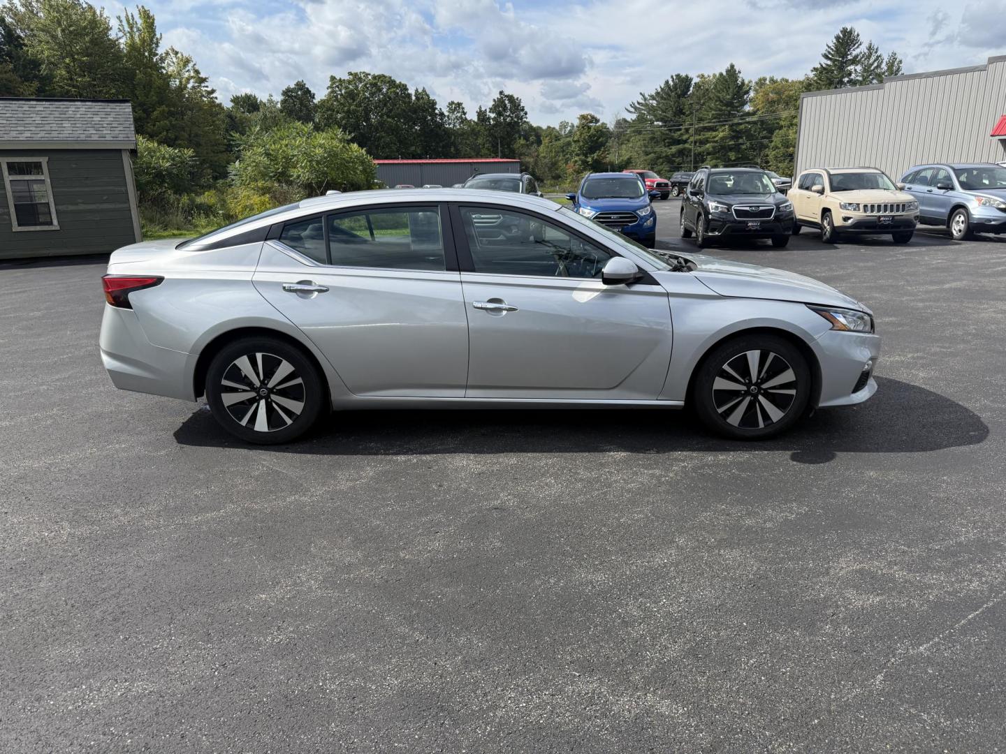 2022 Silver /Black Nissan Altima 2.5 SV (1N4BL4DV9NN) with an 2.5L I4 DOHC 16V engine, Automatic transmission, located at 11115 Chardon Rd. , Chardon, OH, 44024, (440) 214-9705, 41.580246, -81.241943 - This One Owner 2022 Nissan Altima 2.5 SV features a 2.5L I4 engine delivering up to 37 MPG on the highway and comes equipped with modern tech and safety, including forward collision warning, lane departure warning, blind spot monitoring, and remote start. Comfort and convenience are enhanced with a - Photo#5