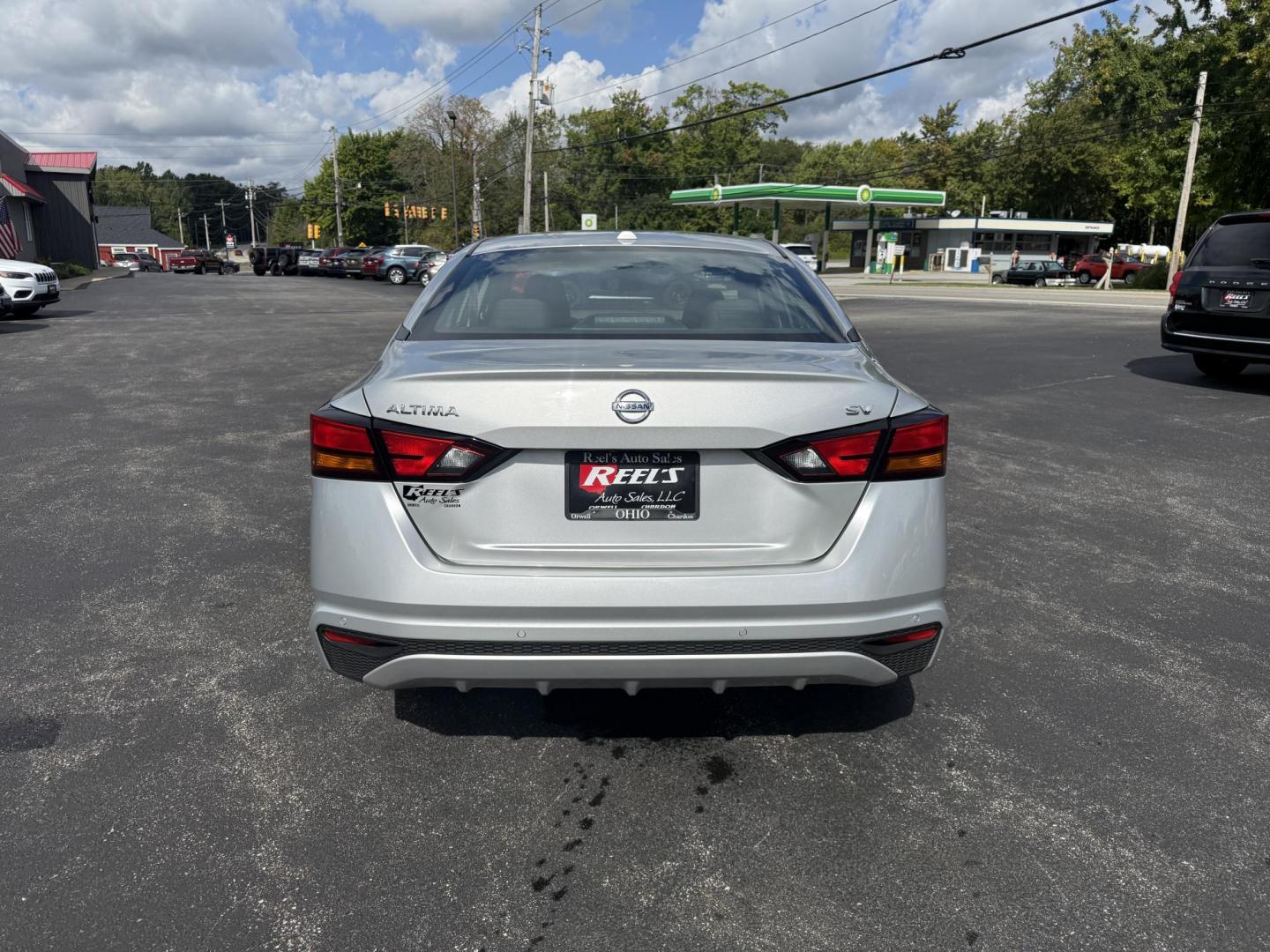 2022 Silver /Black Nissan Altima 2.5 SV (1N4BL4DV9NN) with an 2.5L I4 DOHC 16V engine, Automatic transmission, located at 11115 Chardon Rd. , Chardon, OH, 44024, (440) 214-9705, 41.580246, -81.241943 - This One Owner 2022 Nissan Altima 2.5 SV features a 2.5L I4 engine delivering up to 37 MPG on the highway and comes equipped with modern tech and safety, including forward collision warning, lane departure warning, blind spot monitoring, and remote start. Comfort and convenience are enhanced with a - Photo#8
