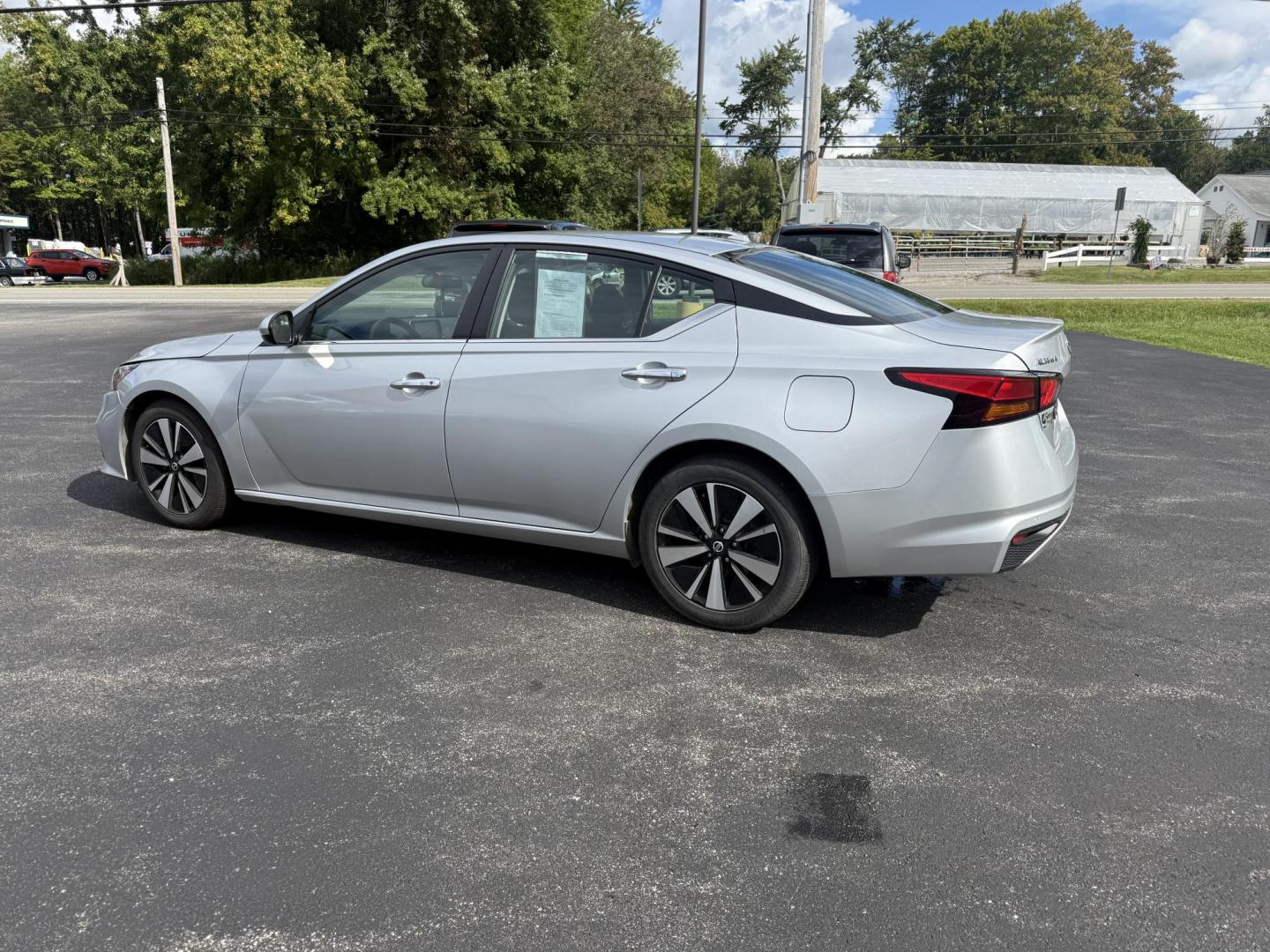2022 Silver /Black Nissan Altima 2.5 SV (1N4BL4DV9NN) with an 2.5L I4 DOHC 16V engine, Automatic transmission, located at 11115 Chardon Rd. , Chardon, OH, 44024, (440) 214-9705, 41.580246, -81.241943 - This One Owner 2022 Nissan Altima 2.5 SV features a 2.5L I4 engine delivering up to 37 MPG on the highway and comes equipped with modern tech and safety, including forward collision warning, lane departure warning, blind spot monitoring, and remote start. Comfort and convenience are enhanced with a - Photo#10