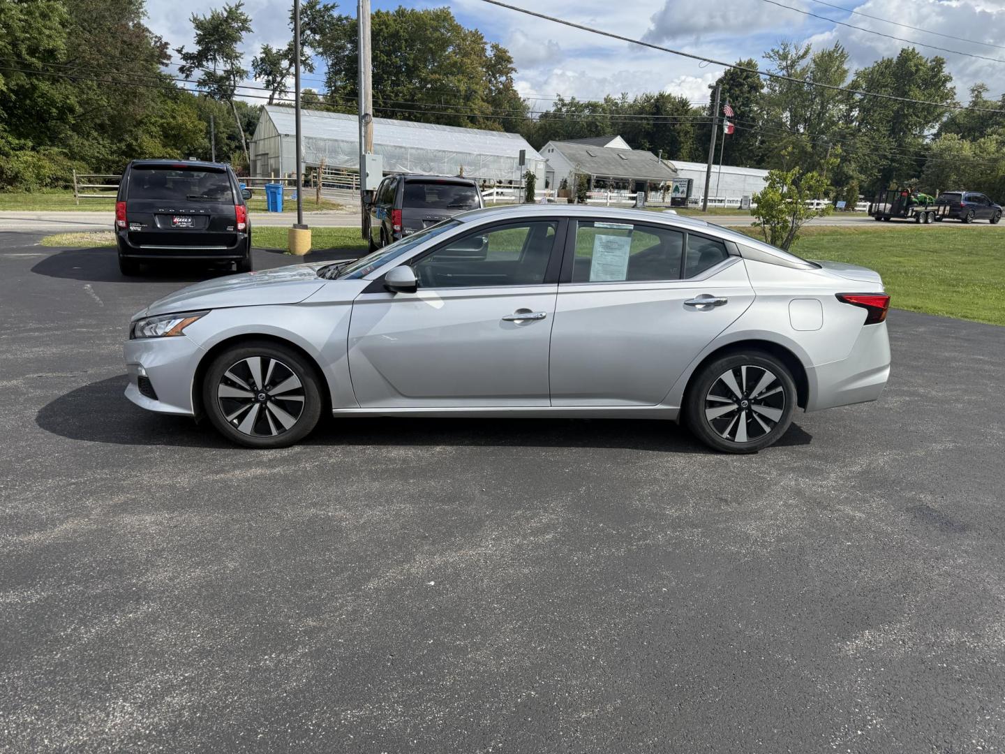 2022 Silver /Black Nissan Altima 2.5 SV (1N4BL4DV9NN) with an 2.5L I4 DOHC 16V engine, Automatic transmission, located at 11115 Chardon Rd. , Chardon, OH, 44024, (440) 214-9705, 41.580246, -81.241943 - This One Owner 2022 Nissan Altima 2.5 SV features a 2.5L I4 engine delivering up to 37 MPG on the highway and comes equipped with modern tech and safety, including forward collision warning, lane departure warning, blind spot monitoring, and remote start. Comfort and convenience are enhanced with a - Photo#12