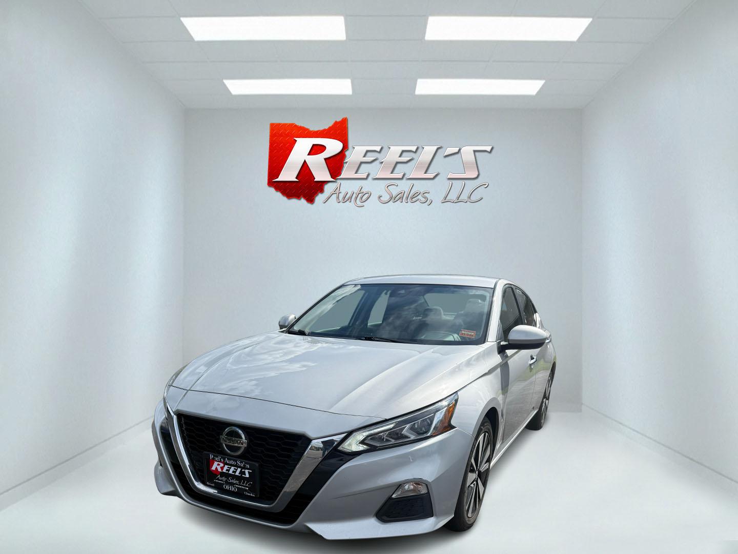 2022 Silver /Black Nissan Altima 2.5 SV (1N4BL4DV9NN) with an 2.5L I4 DOHC 16V engine, Automatic transmission, located at 547 E. Main St., Orwell, OH, 44076, (440) 437-5893, 41.535435, -80.847855 - This One Owner 2022 Nissan Altima 2.5 SV features a 2.5L I4 engine delivering up to 37 MPG on the highway and comes equipped with modern tech and safety, including forward collision warning, lane departure warning, blind spot monitoring, and remote start. Comfort and convenience are enhanced with a - Photo#0