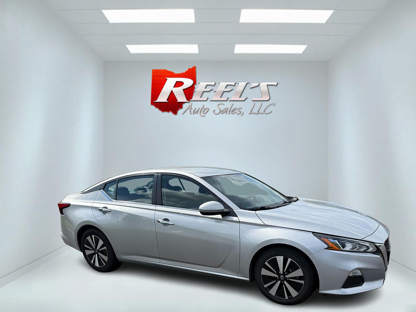 2022 Silver /Black Nissan Altima 2.5 SV (1N4BL4DV9NN) with an 2.5L I4 DOHC 16V engine, Automatic transmission, located at 547 E. Main St., Orwell, OH, 44076, (440) 437-5893, 41.535435, -80.847855 - This One Owner 2022 Nissan Altima 2.5 SV features a 2.5L I4 engine delivering up to 37 MPG on the highway and comes equipped with modern tech and safety, including forward collision warning, lane departure warning, blind spot monitoring, and remote start. Comfort and convenience are enhanced with a - Photo#3