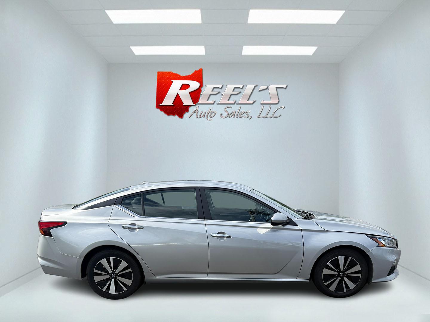 2022 Silver /Black Nissan Altima 2.5 SV (1N4BL4DV9NN) with an 2.5L I4 DOHC 16V engine, Automatic transmission, located at 547 E. Main St., Orwell, OH, 44076, (440) 437-5893, 41.535435, -80.847855 - This One Owner 2022 Nissan Altima 2.5 SV features a 2.5L I4 engine delivering up to 37 MPG on the highway and comes equipped with modern tech and safety, including forward collision warning, lane departure warning, blind spot monitoring, and remote start. Comfort and convenience are enhanced with a - Photo#5