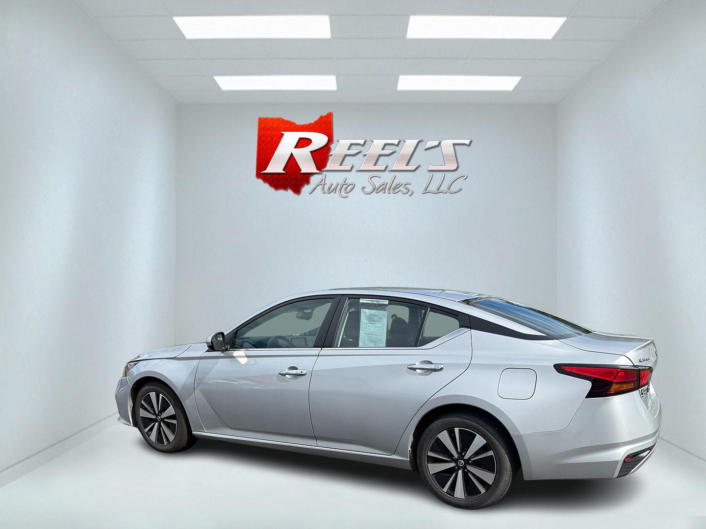 2022 Silver /Black Nissan Altima 2.5 SV (1N4BL4DV9NN) with an 2.5L I4 DOHC 16V engine, Automatic transmission, located at 547 E. Main St., Orwell, OH, 44076, (440) 437-5893, 41.535435, -80.847855 - This One Owner 2022 Nissan Altima 2.5 SV features a 2.5L I4 engine delivering up to 37 MPG on the highway and comes equipped with modern tech and safety, including forward collision warning, lane departure warning, blind spot monitoring, and remote start. Comfort and convenience are enhanced with a - Photo#10