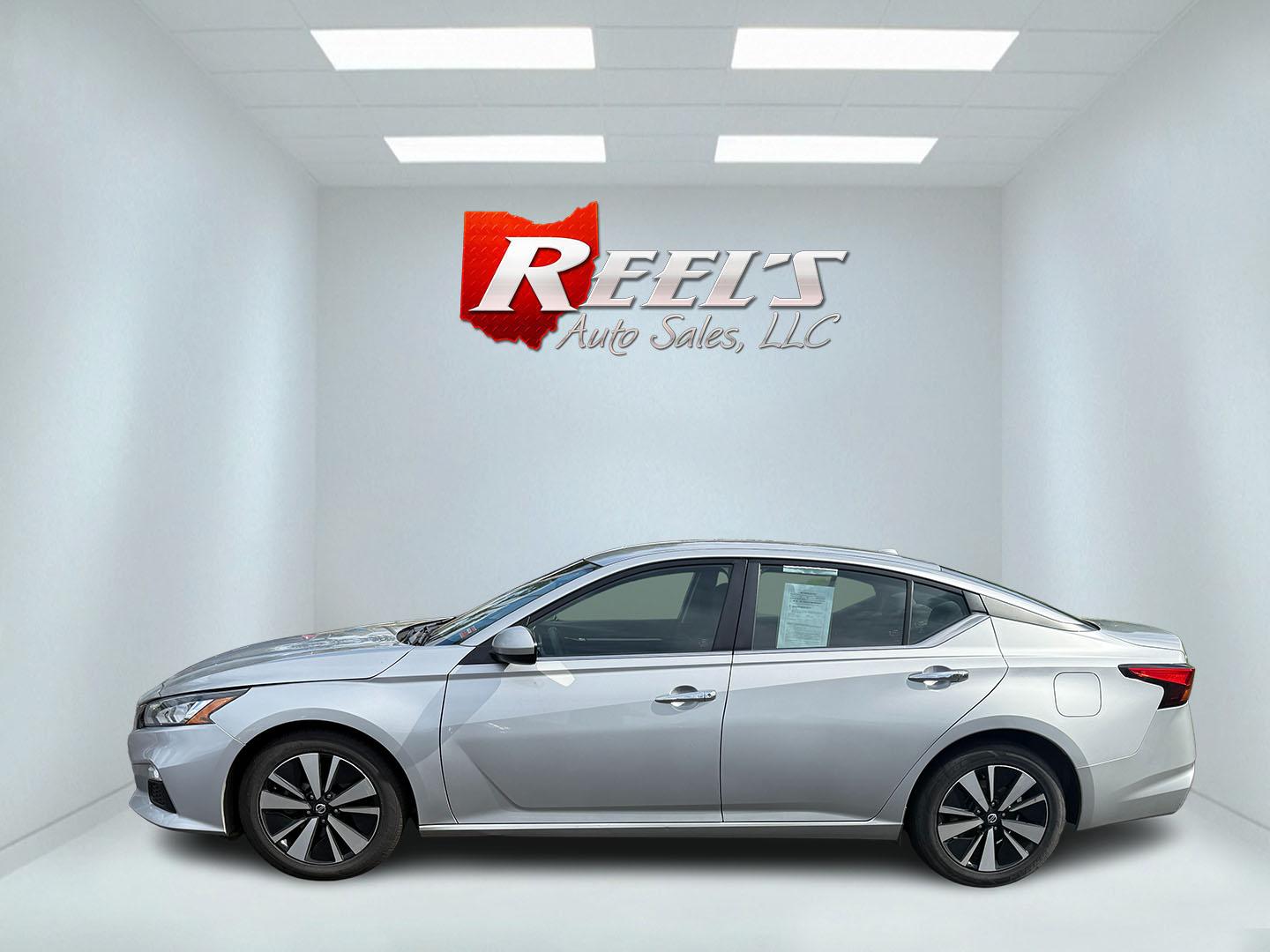 2022 Silver /Black Nissan Altima 2.5 SV (1N4BL4DV9NN) with an 2.5L I4 DOHC 16V engine, Automatic transmission, located at 547 E. Main St., Orwell, OH, 44076, (440) 437-5893, 41.535435, -80.847855 - This One Owner 2022 Nissan Altima 2.5 SV features a 2.5L I4 engine delivering up to 37 MPG on the highway and comes equipped with modern tech and safety, including forward collision warning, lane departure warning, blind spot monitoring, and remote start. Comfort and convenience are enhanced with a - Photo#12