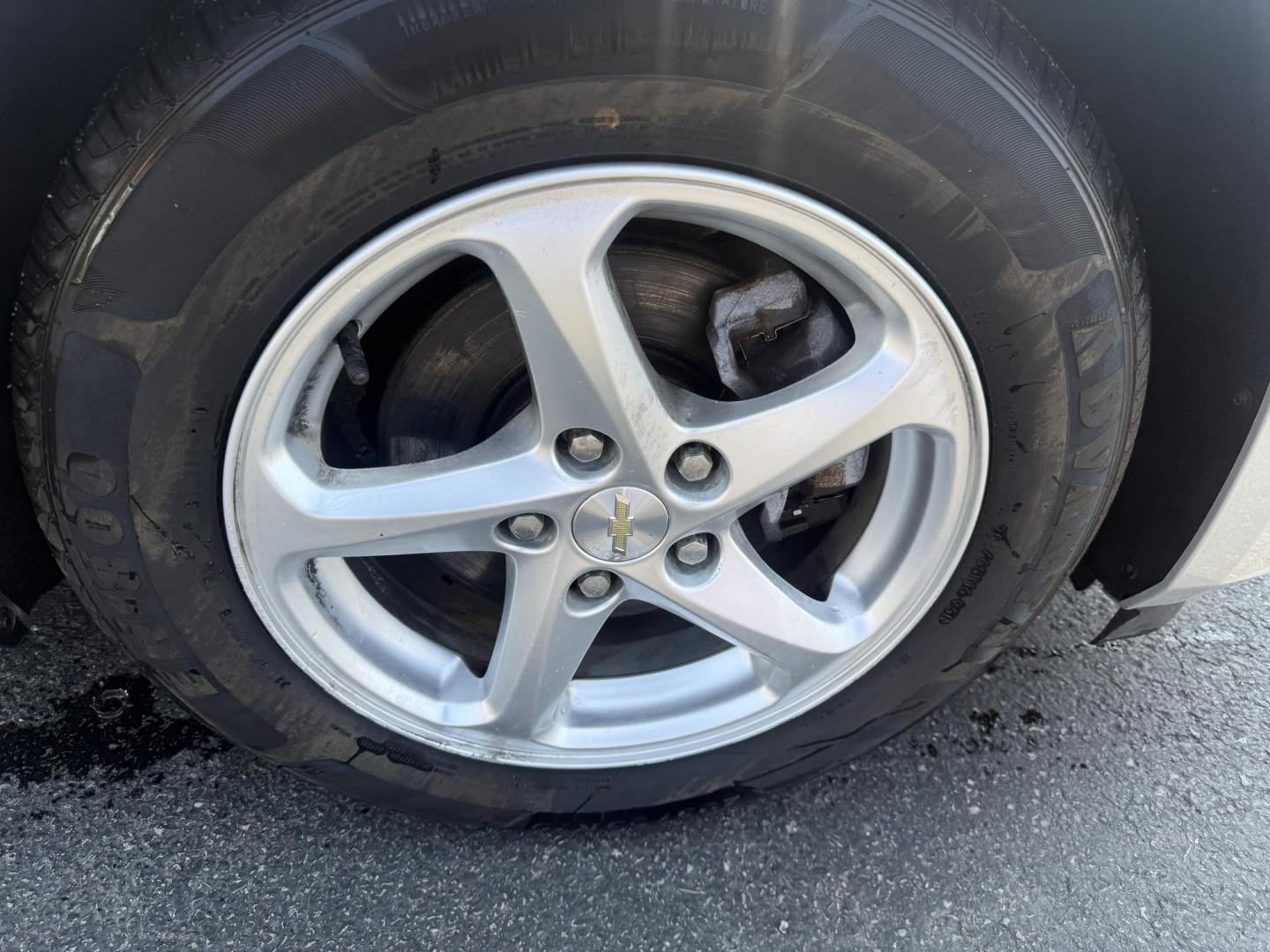2018 Silver /Black Chevrolet Malibu LS (1G1ZB5ST0JF) with an 1.5L I4 DOHC 16V Turbo engine, 6A transmission, located at 11115 Chardon Rd. , Chardon, OH, 44024, (440) 214-9705, 41.580246, -81.241943 - This 2018 Chevrolet Malibu LS is a fuel-efficient midsize sedan powered by a 1.5L turbocharged EcoTec I4 engine and 6-speed automatic transmission, achieving up to 36 MPG on the highway. It features a 7.0" touchscreen with Apple CarPlay and Android Auto, a 4.2" gauge cluster screen, backup camera, a - Photo#4